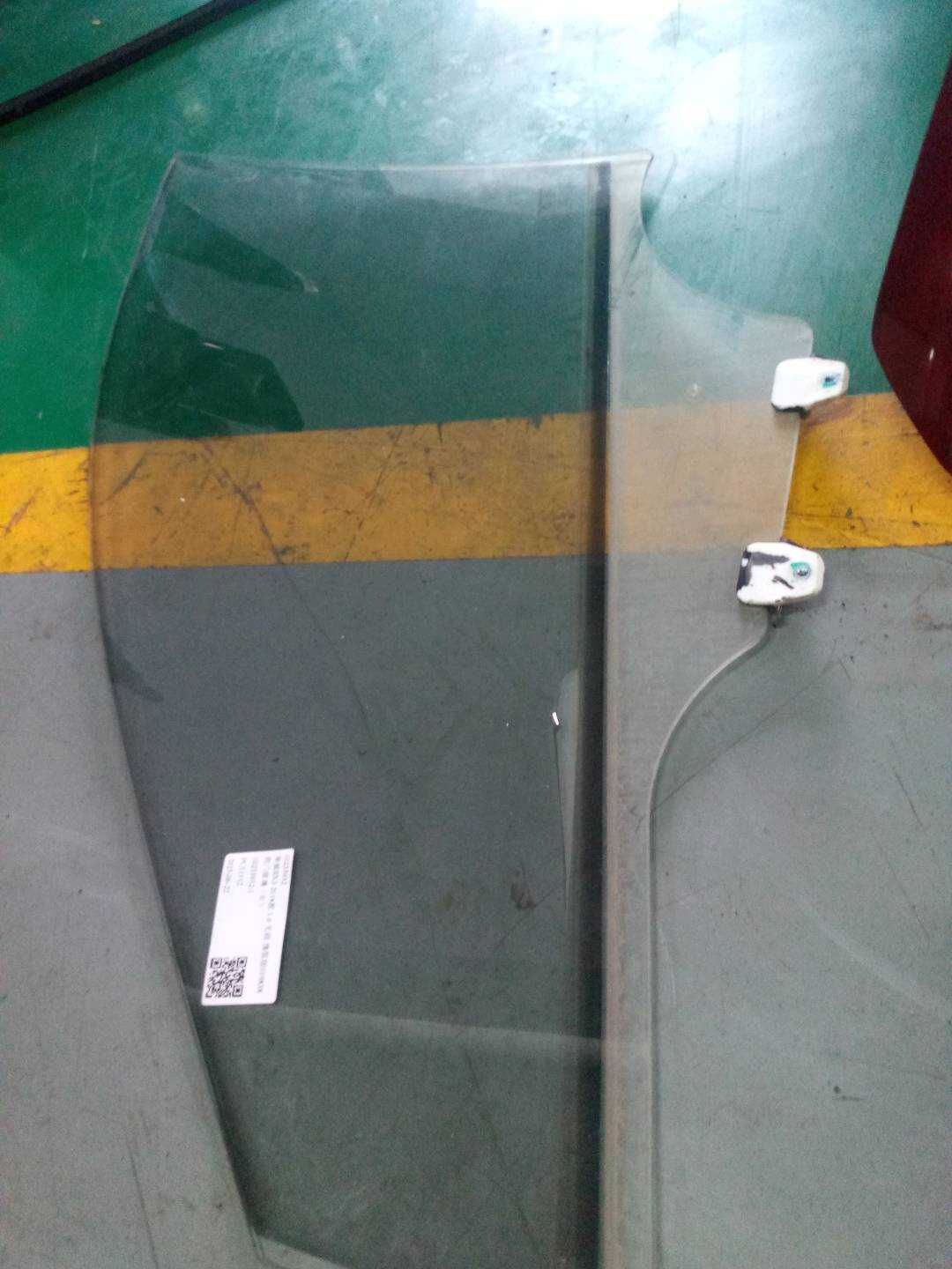 10233932 前门玻璃(右)