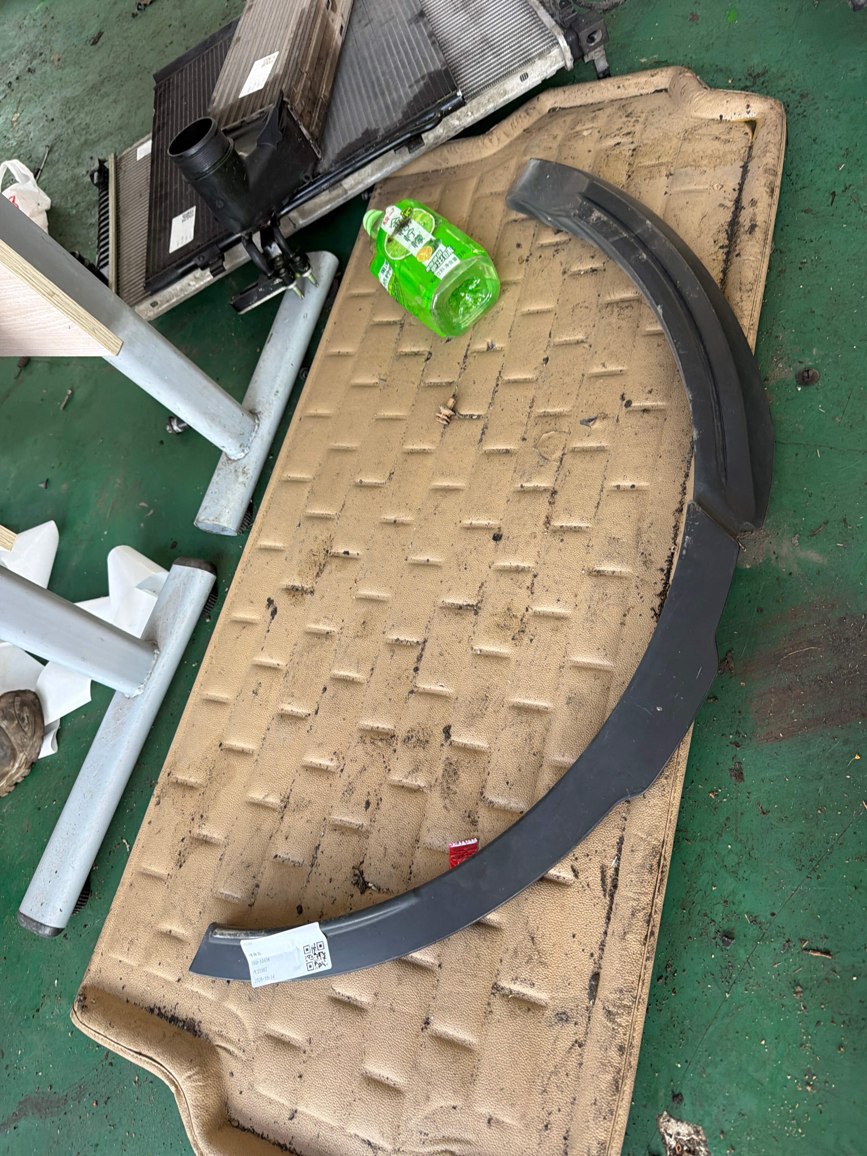 LR048401 Rear Wheel Arch Molding, Left