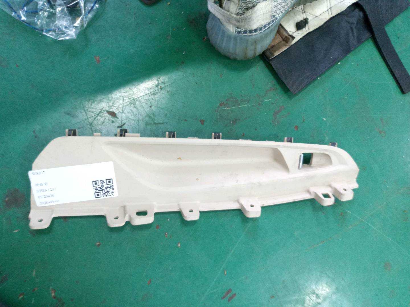 51417345948 前门玻璃升降开关装饰板（右）
