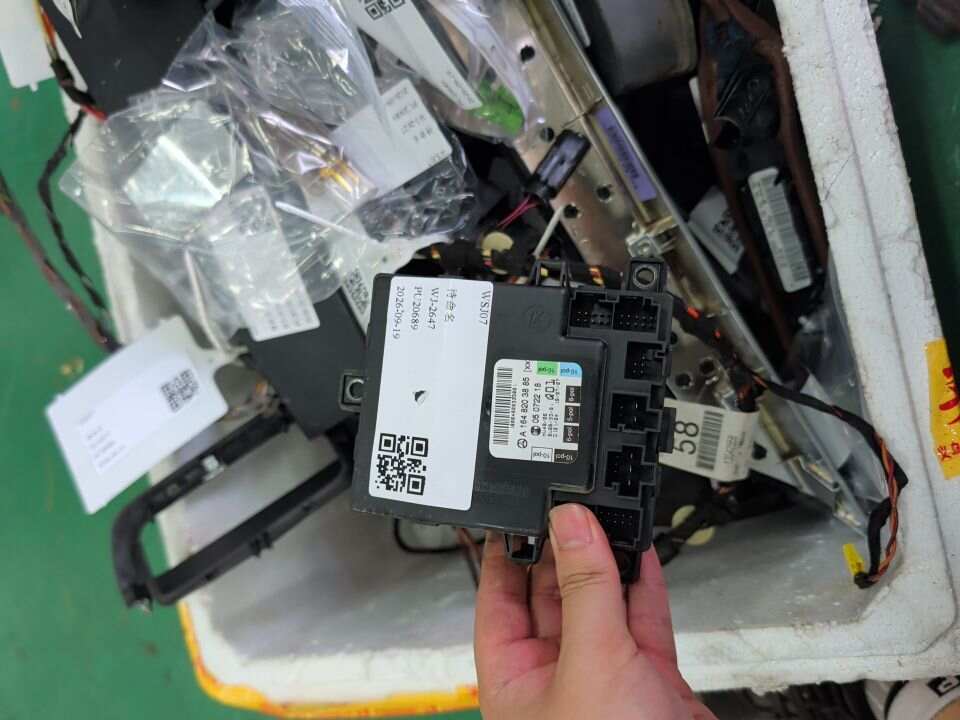 A1648203885 前车门控制单元(右)