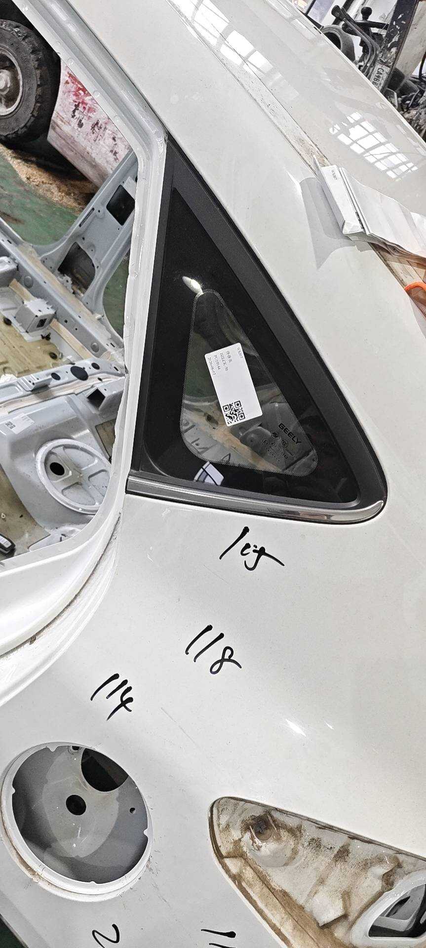 1068051388 左侧车身C柱角窗玻璃