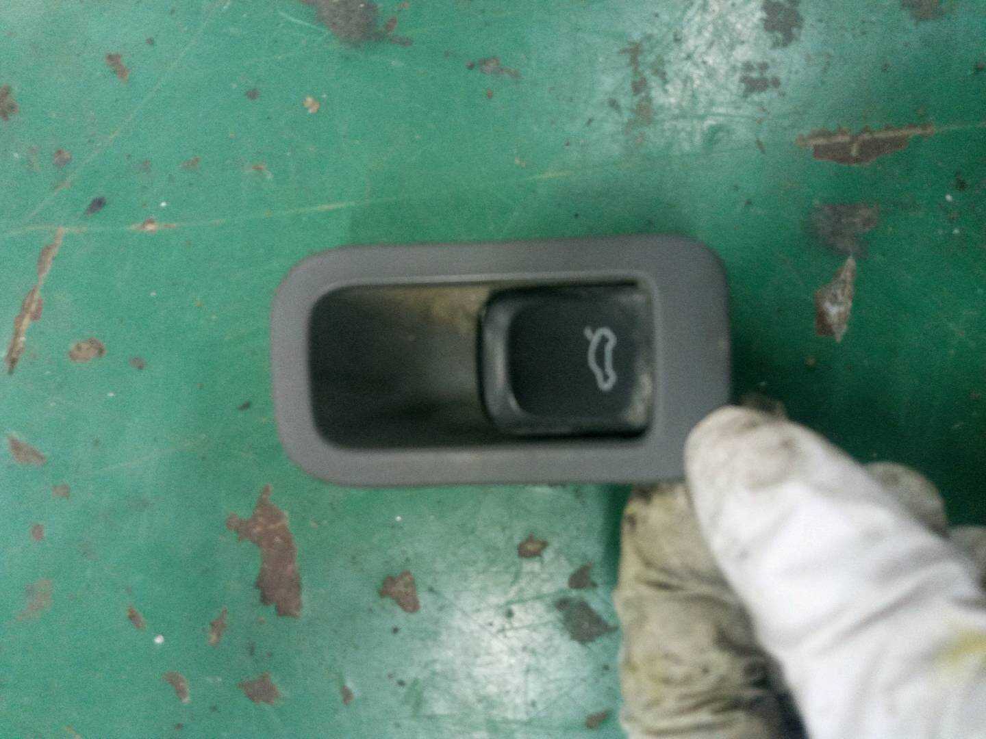 L8KD959831V10 尾盖开启开关（车内）