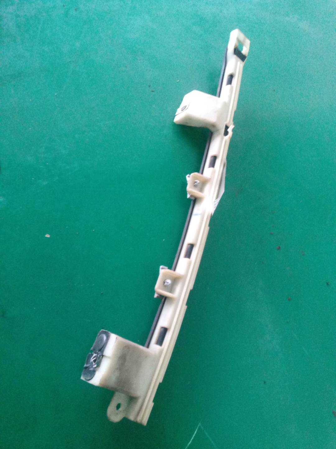 84570512 前门玻璃后导轨(右)