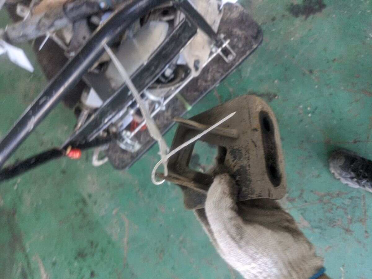 4883548010 后稳定杆下支架