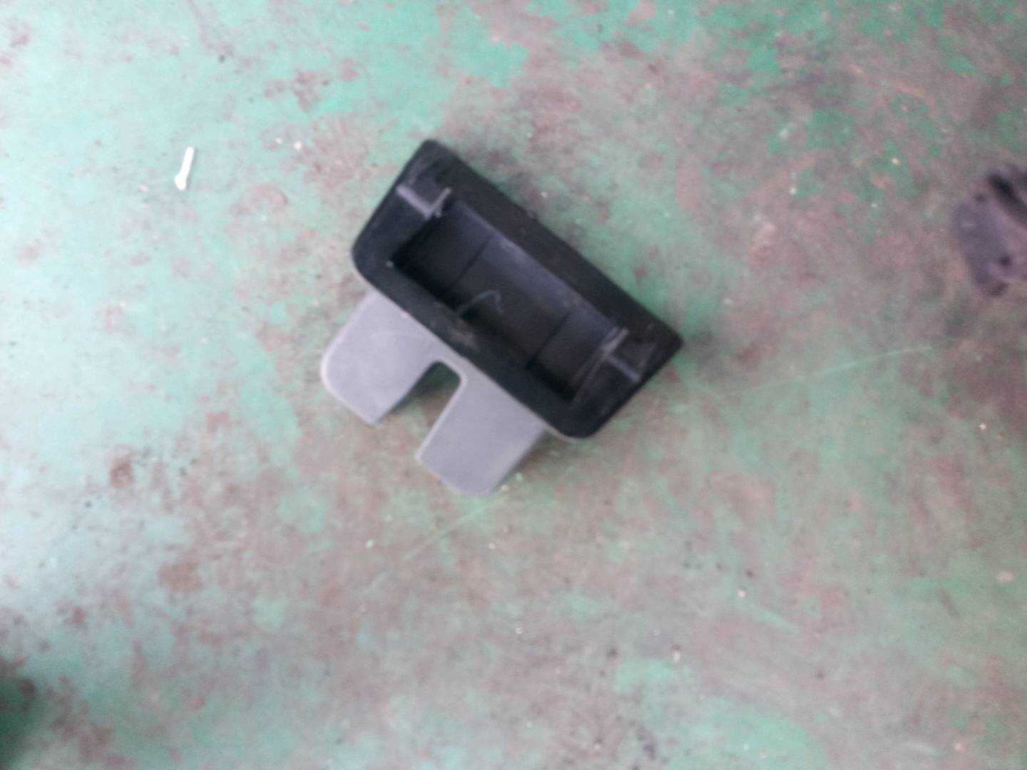 L8U0827520 尾盖锁护罩