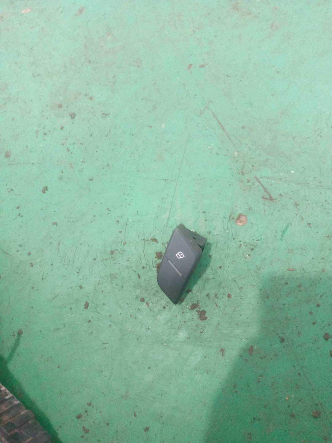 8WD962107A 后门锁止开关（左）