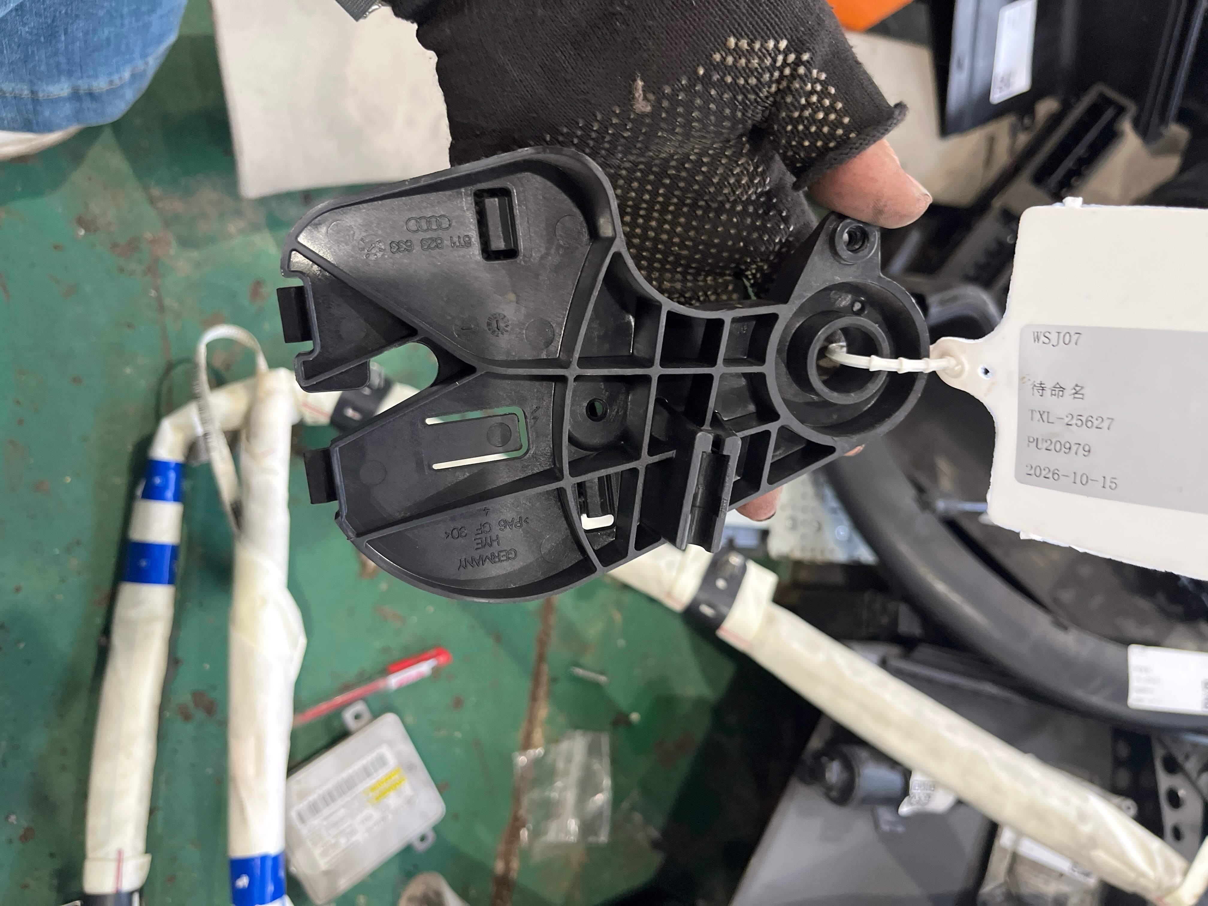 8T1823633A 前机盖拉线手柄底座