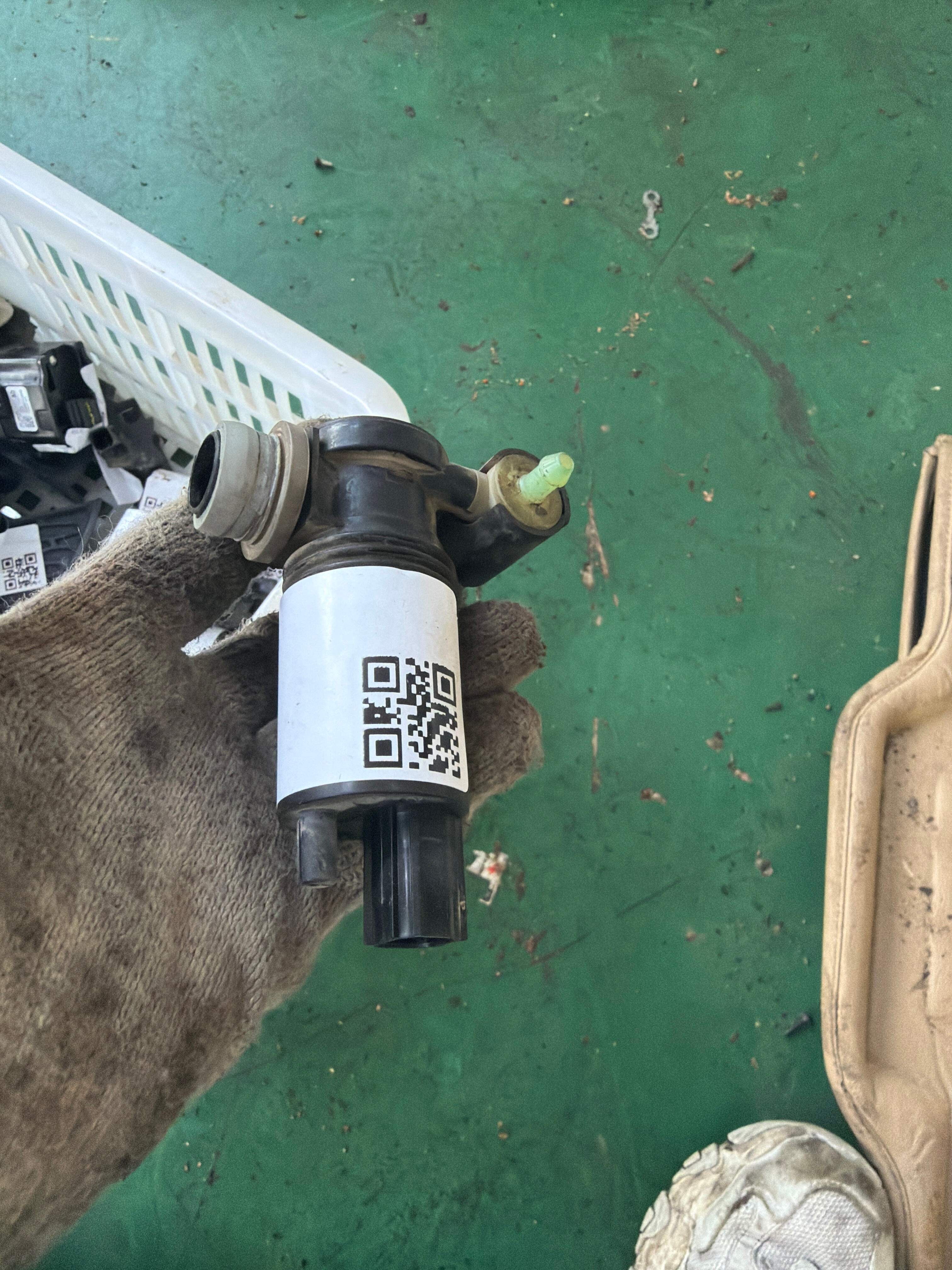 LR027685 Front Windshield Washer Pump