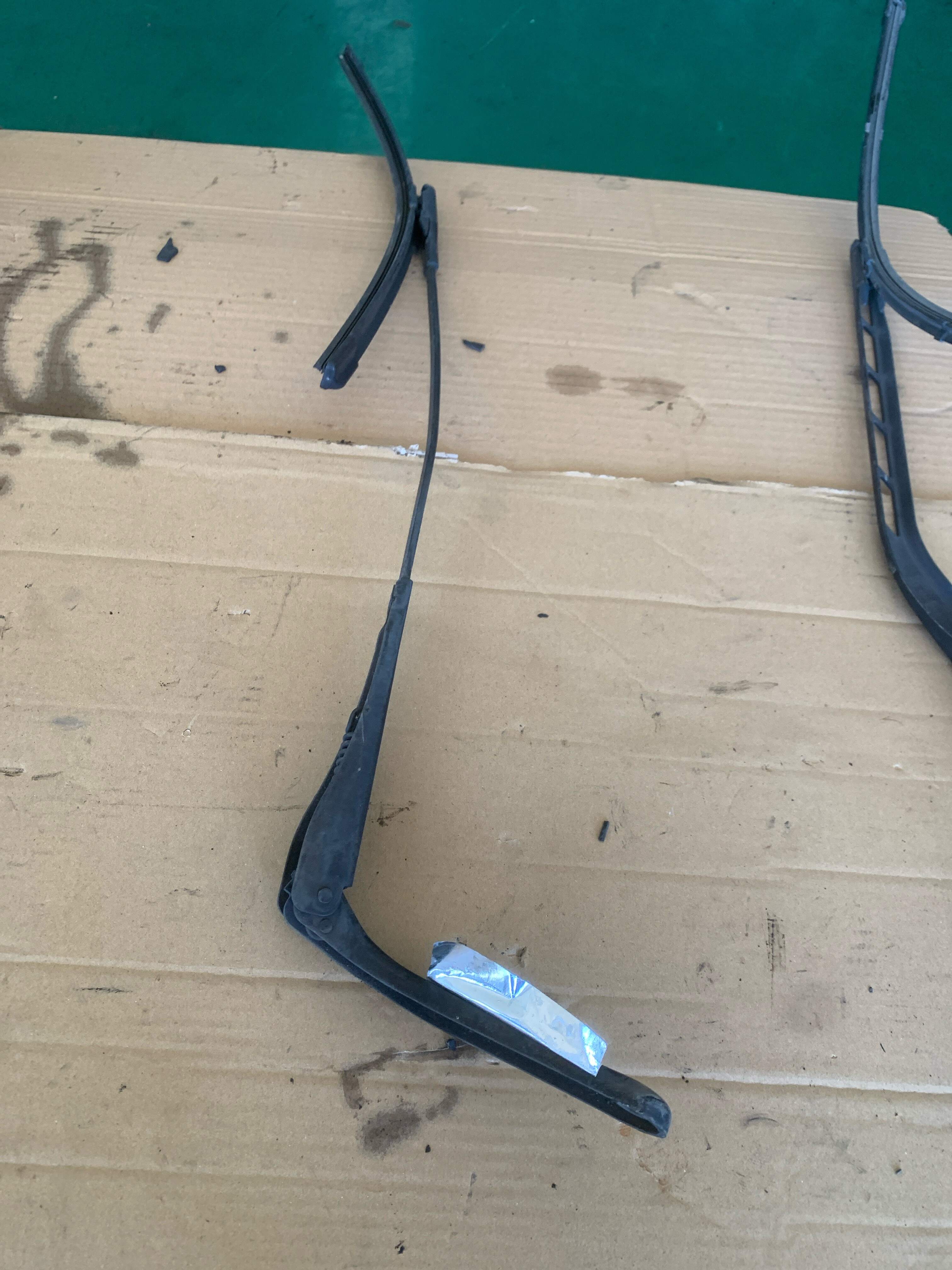 61619450000 Front Windshield Wiper Arm, Right