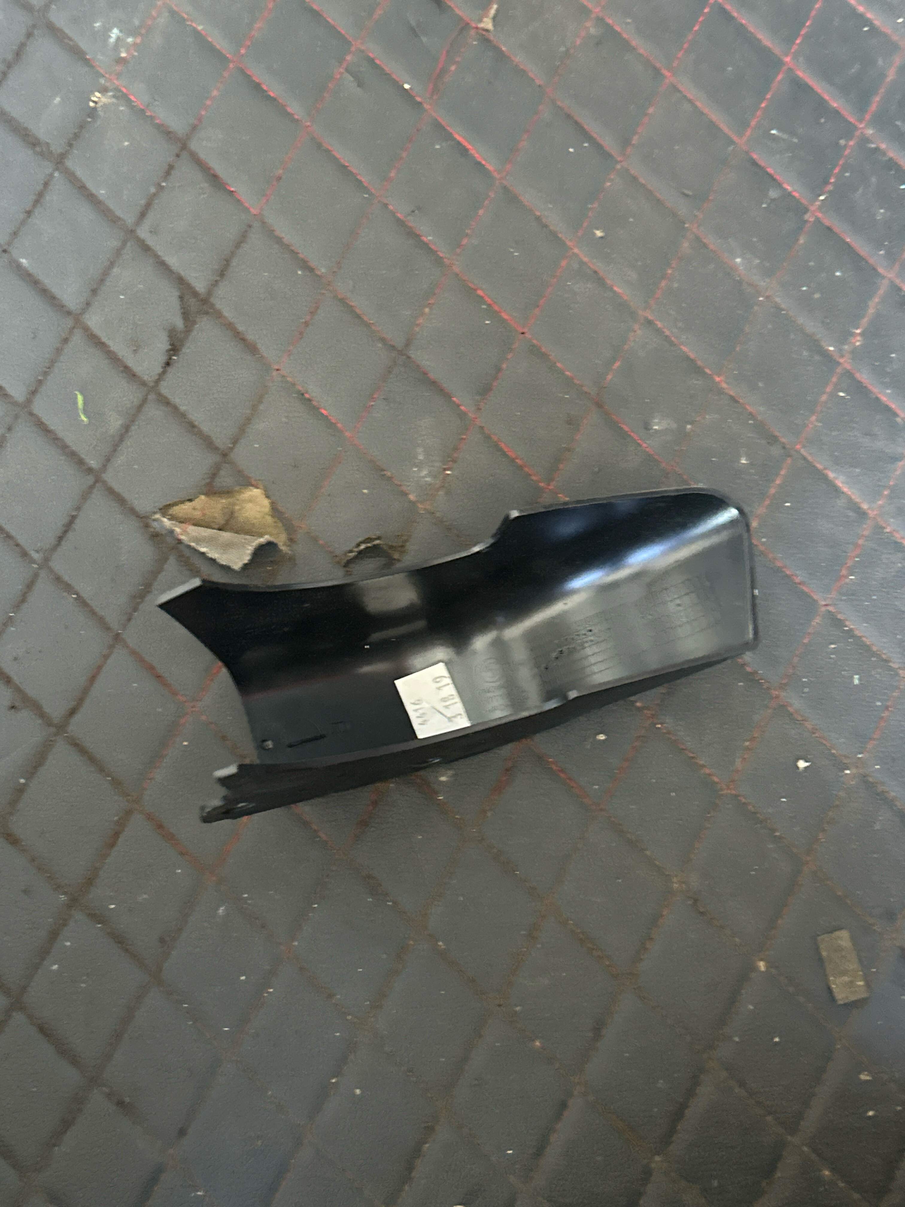 51497424422 尾盖铰链饰盖(右)