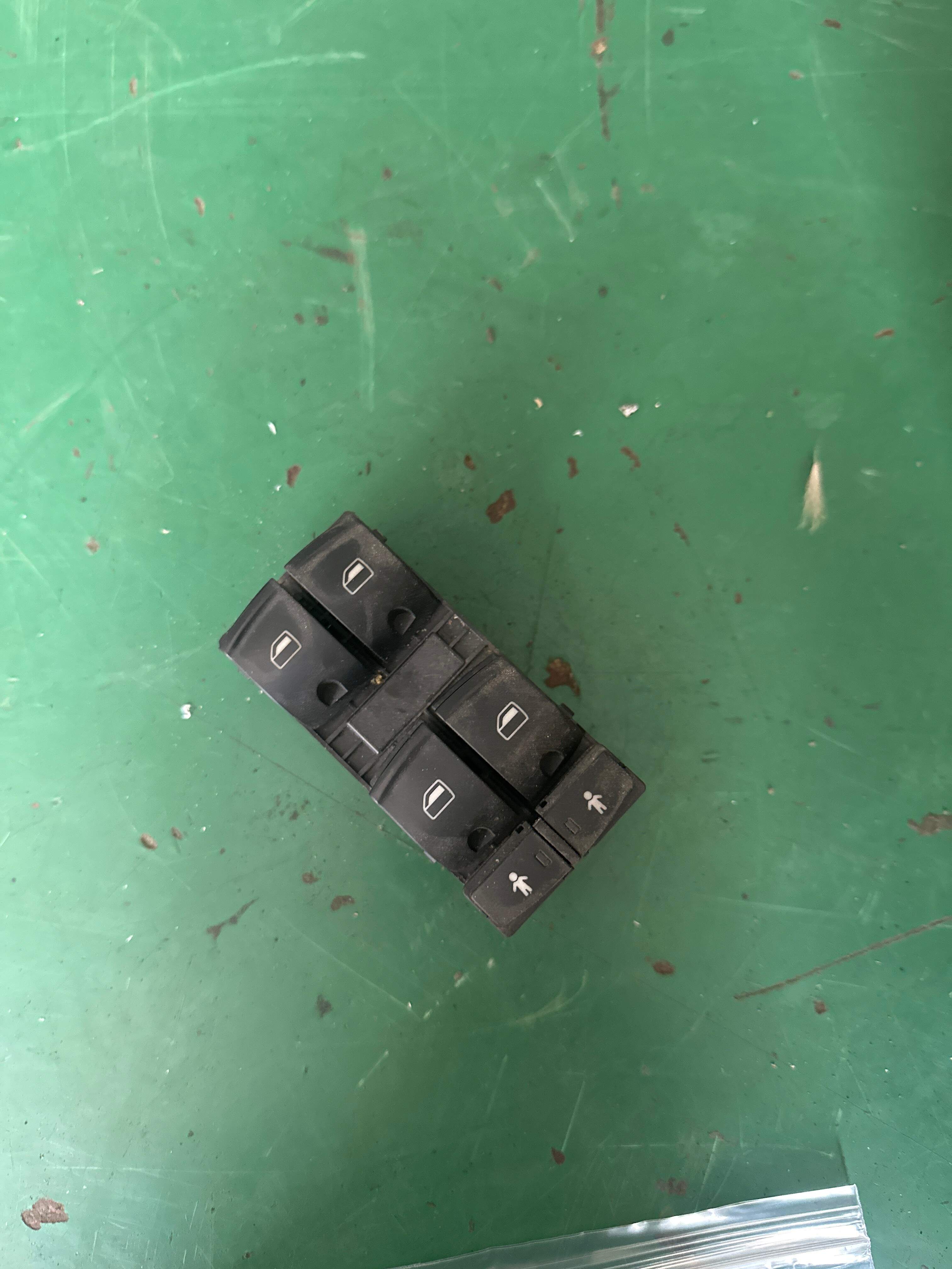 4F0959851G5PR 前门玻璃升降开关(左)
