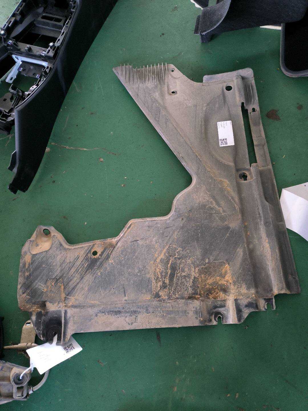 L8WD825216 底盘下护板（右后）