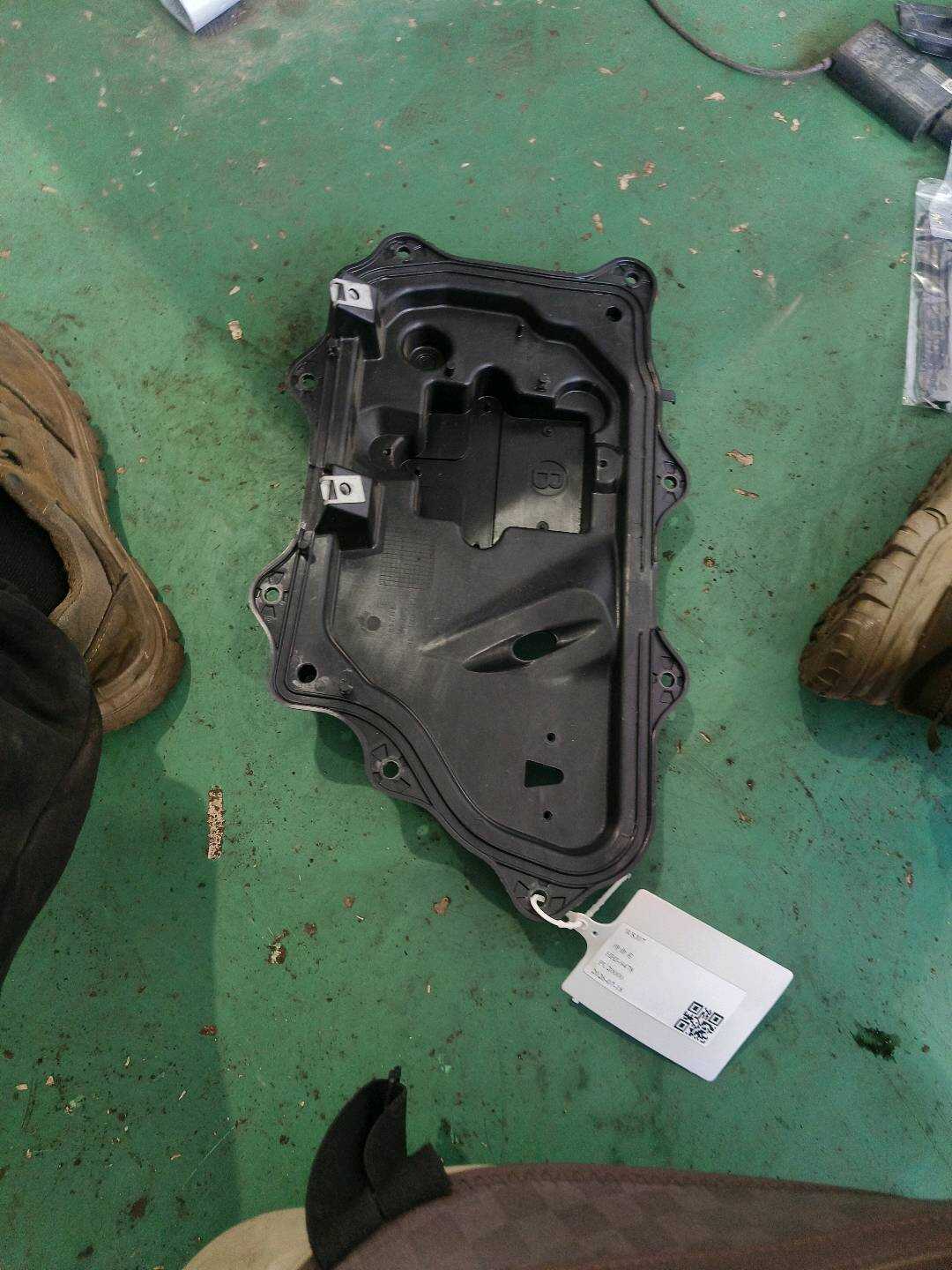 T2H2006 Front Door Center Divider, Right