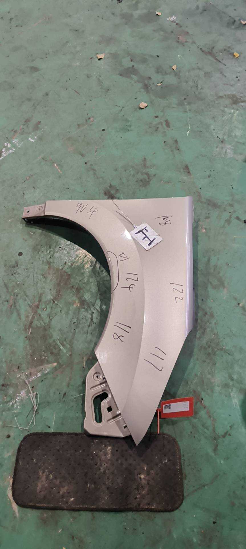 YL00121480 Front Fender, Right