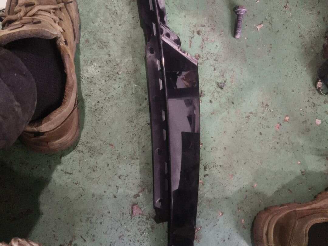 T2H1072 Front Door Window Frame Outer Trim, Rear Right