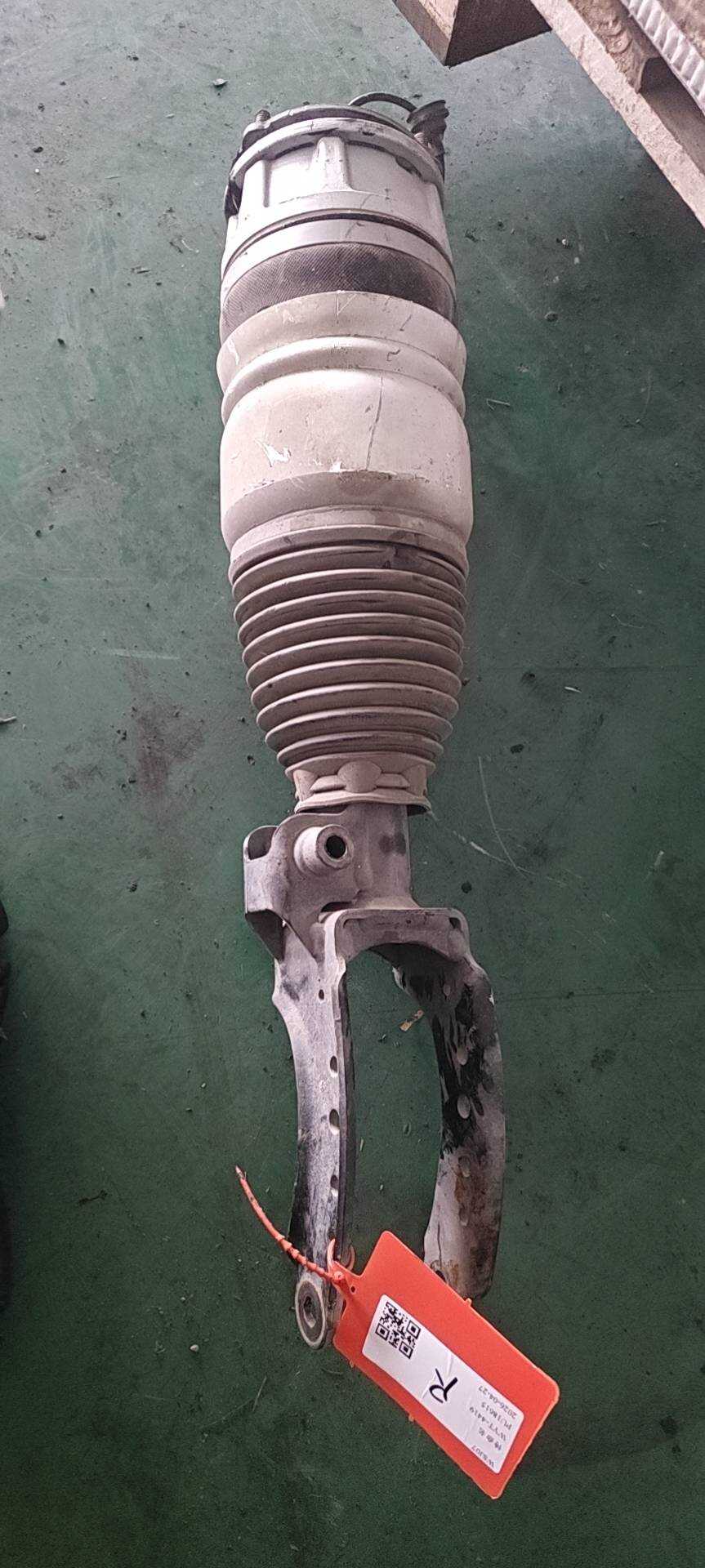 95835804010 前减震器总成（右）