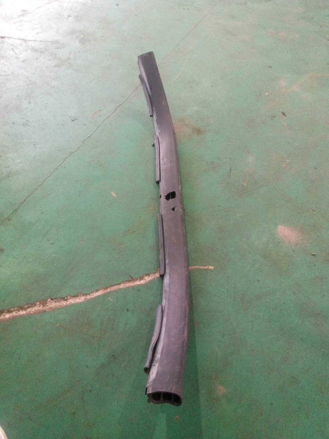 51767347394 前机盖胶条(后)