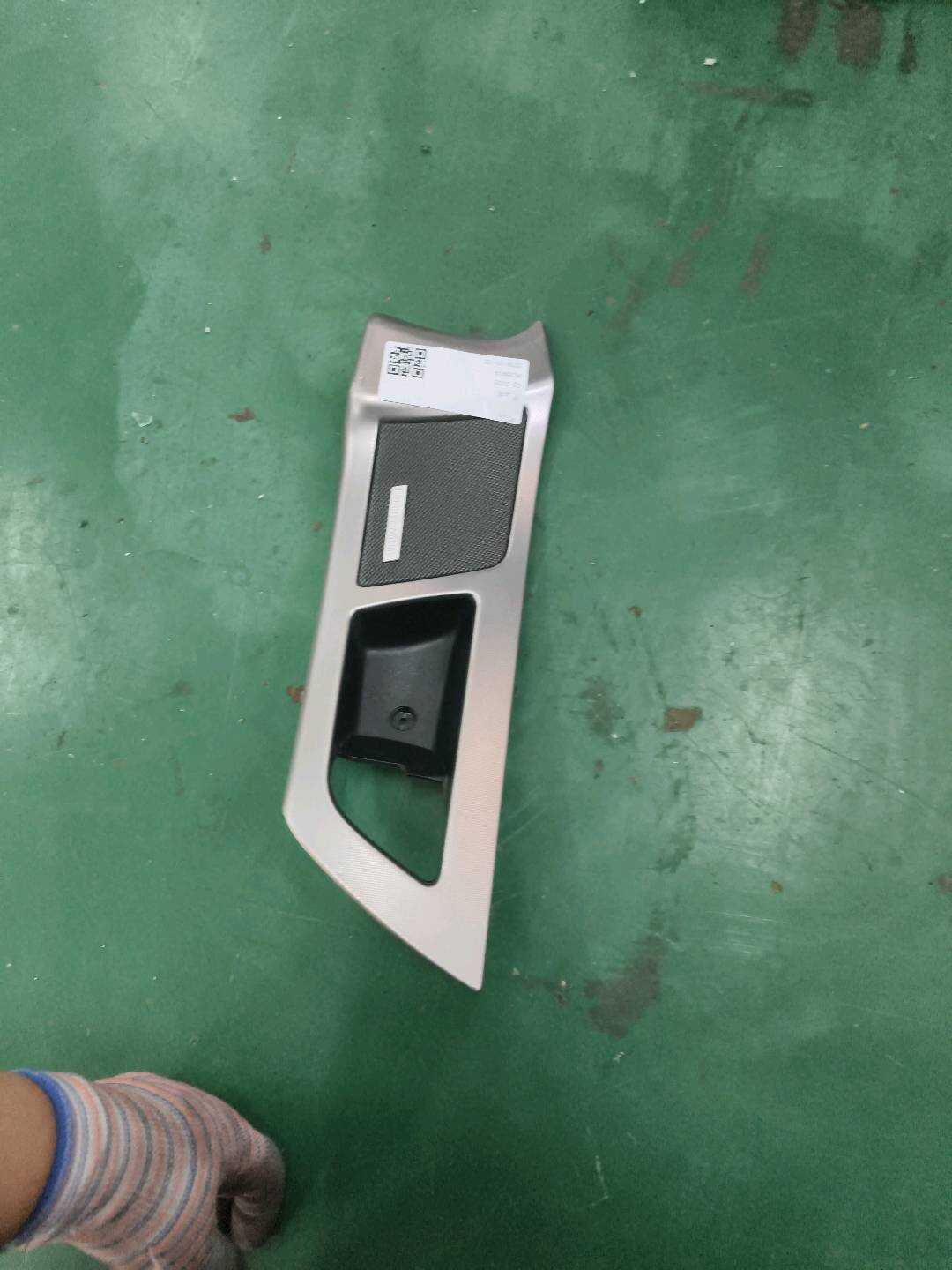 C2P12543 前门内拉手框（右）