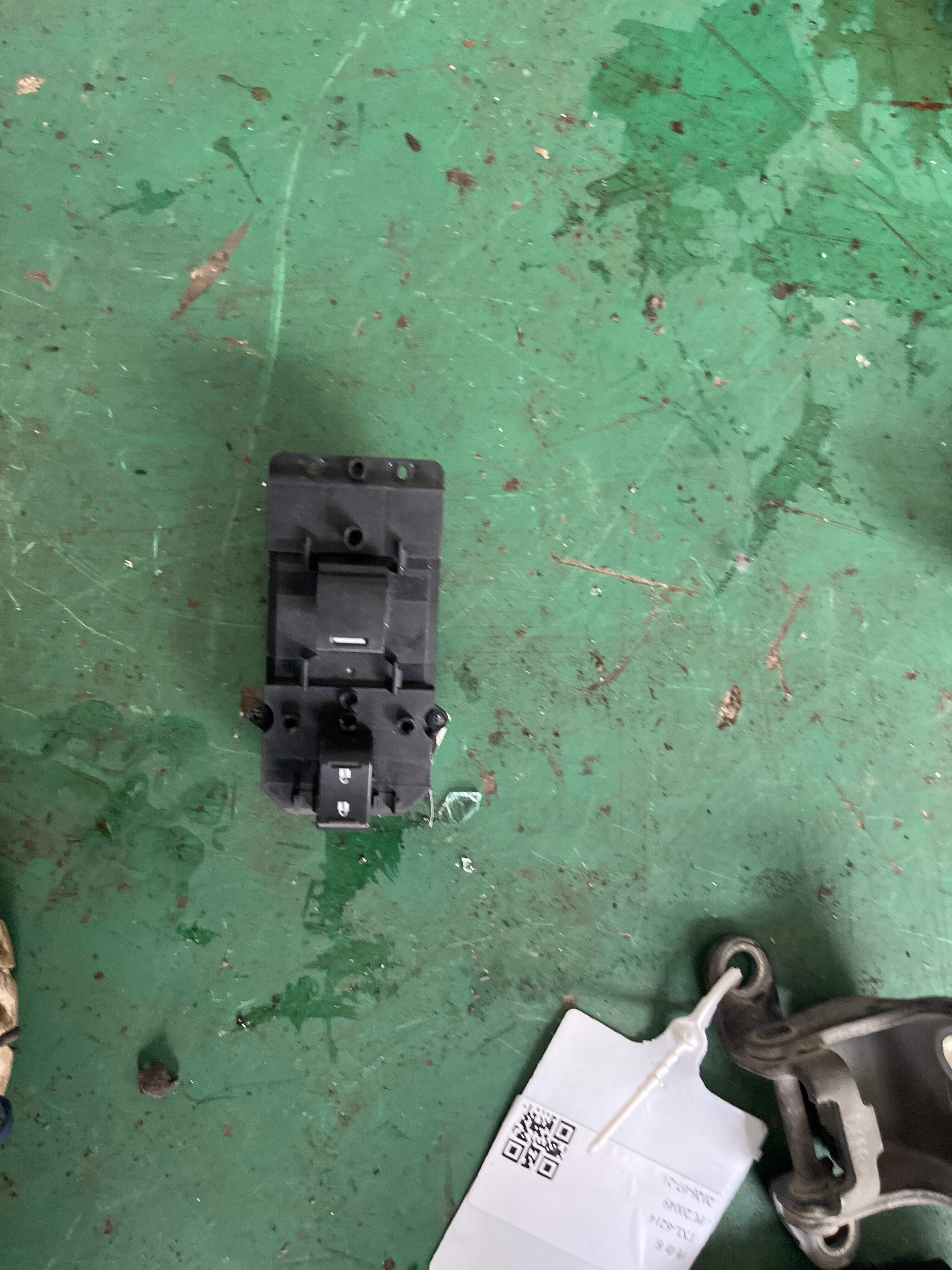 35760TB0H12 前门玻璃升降开关（右）