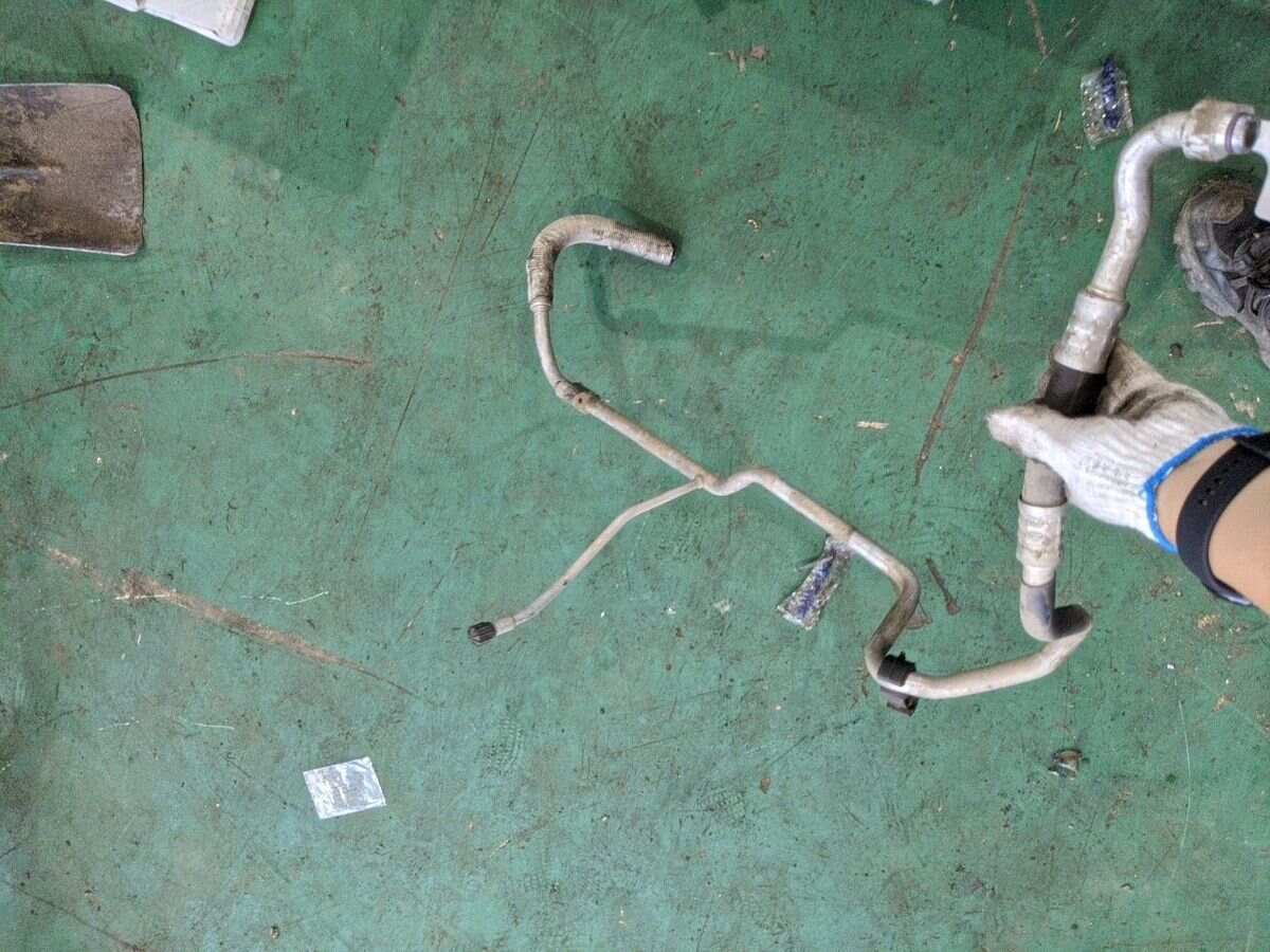 97057309300 进油管