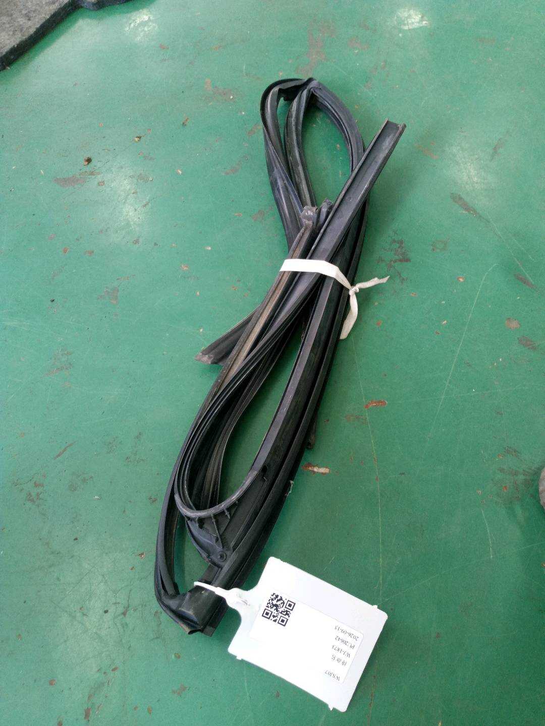 51357414537 后门玻璃绒槽(左)