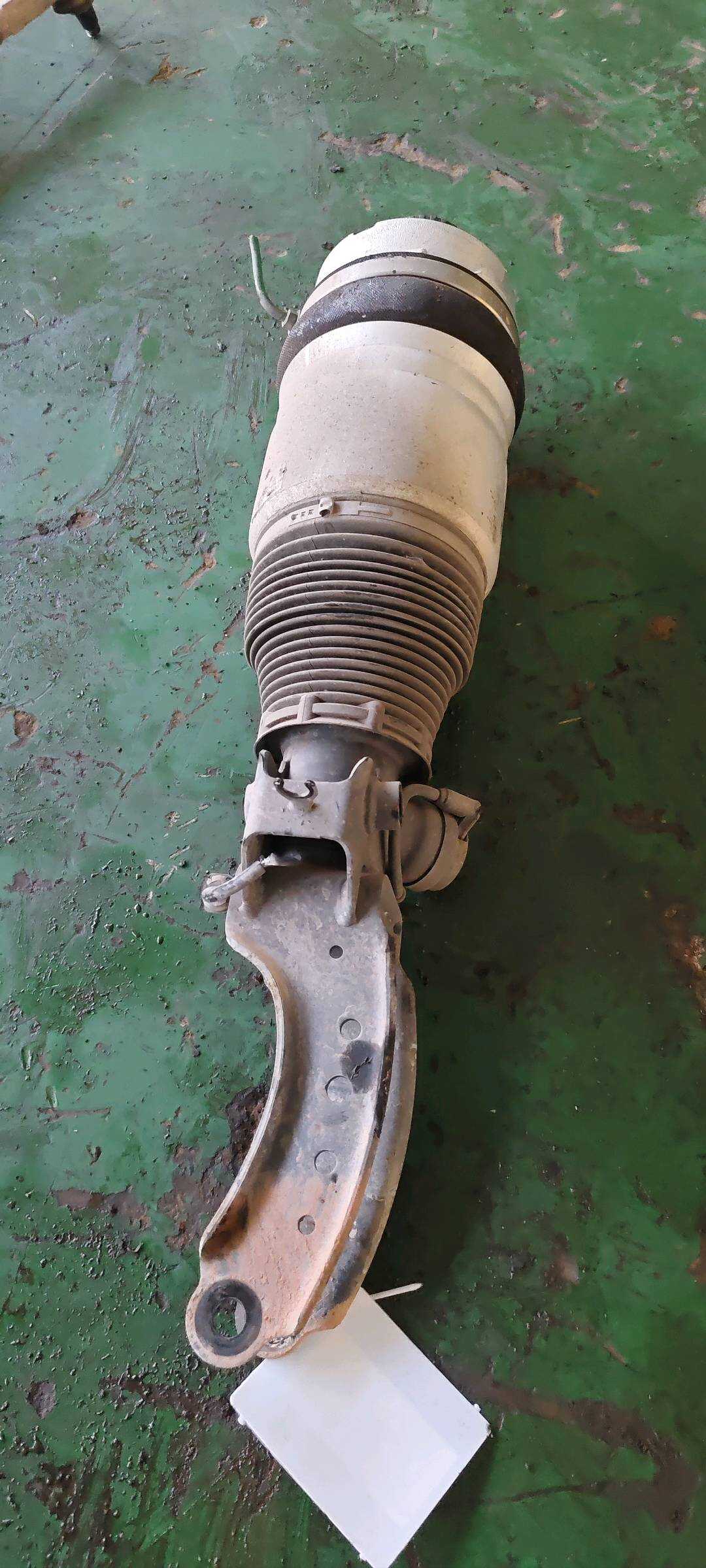 7L8616040D Front Shock Absorber Assembly, Right