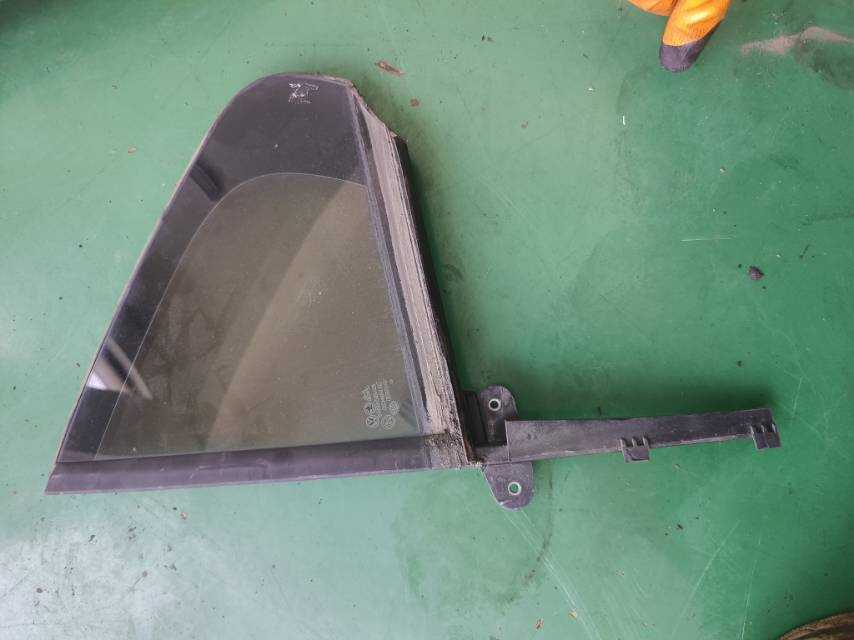 34D845213B 后门三角窗玻璃(左)