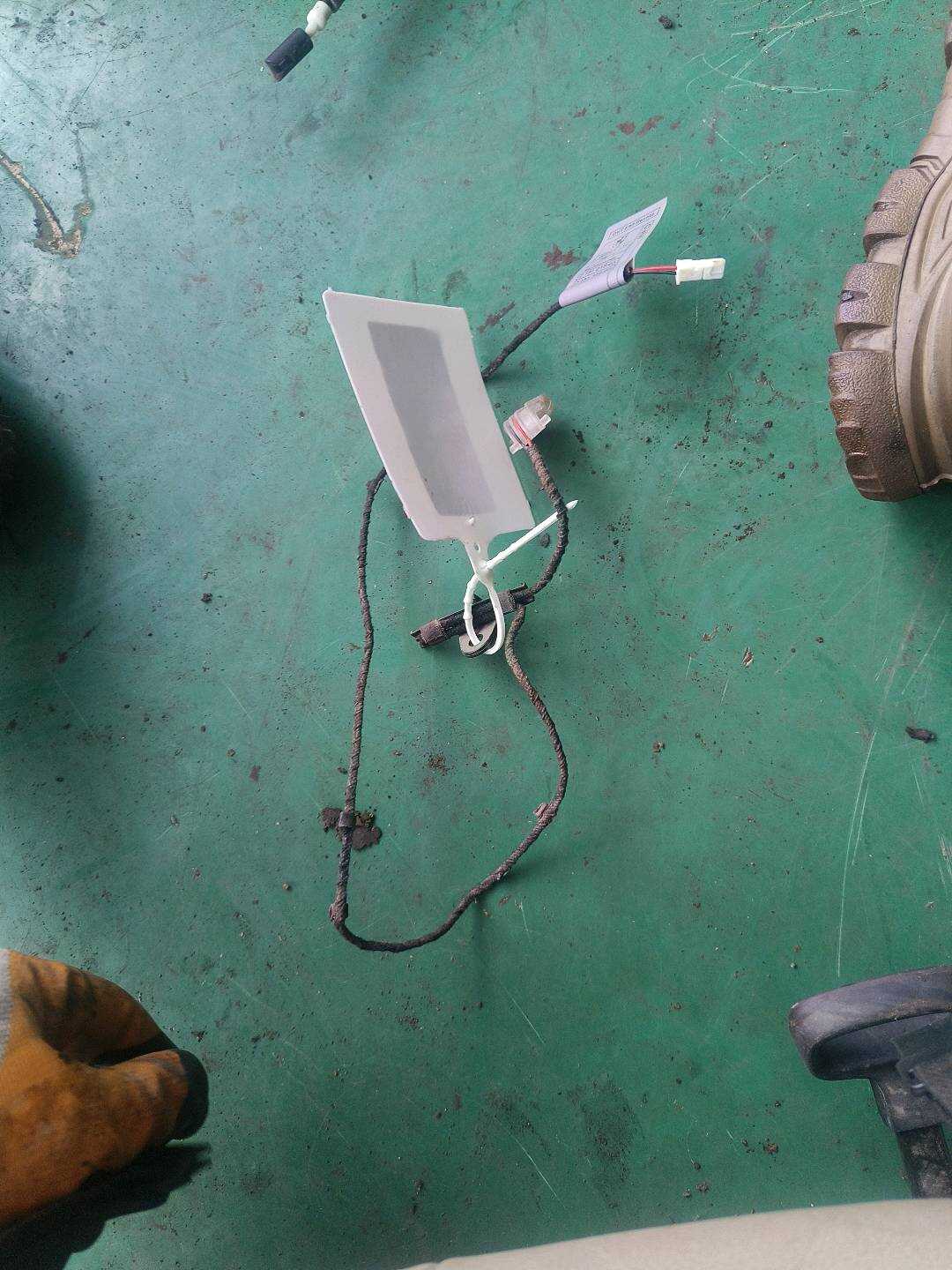 63317181314 前门内拉手照明灯(右)