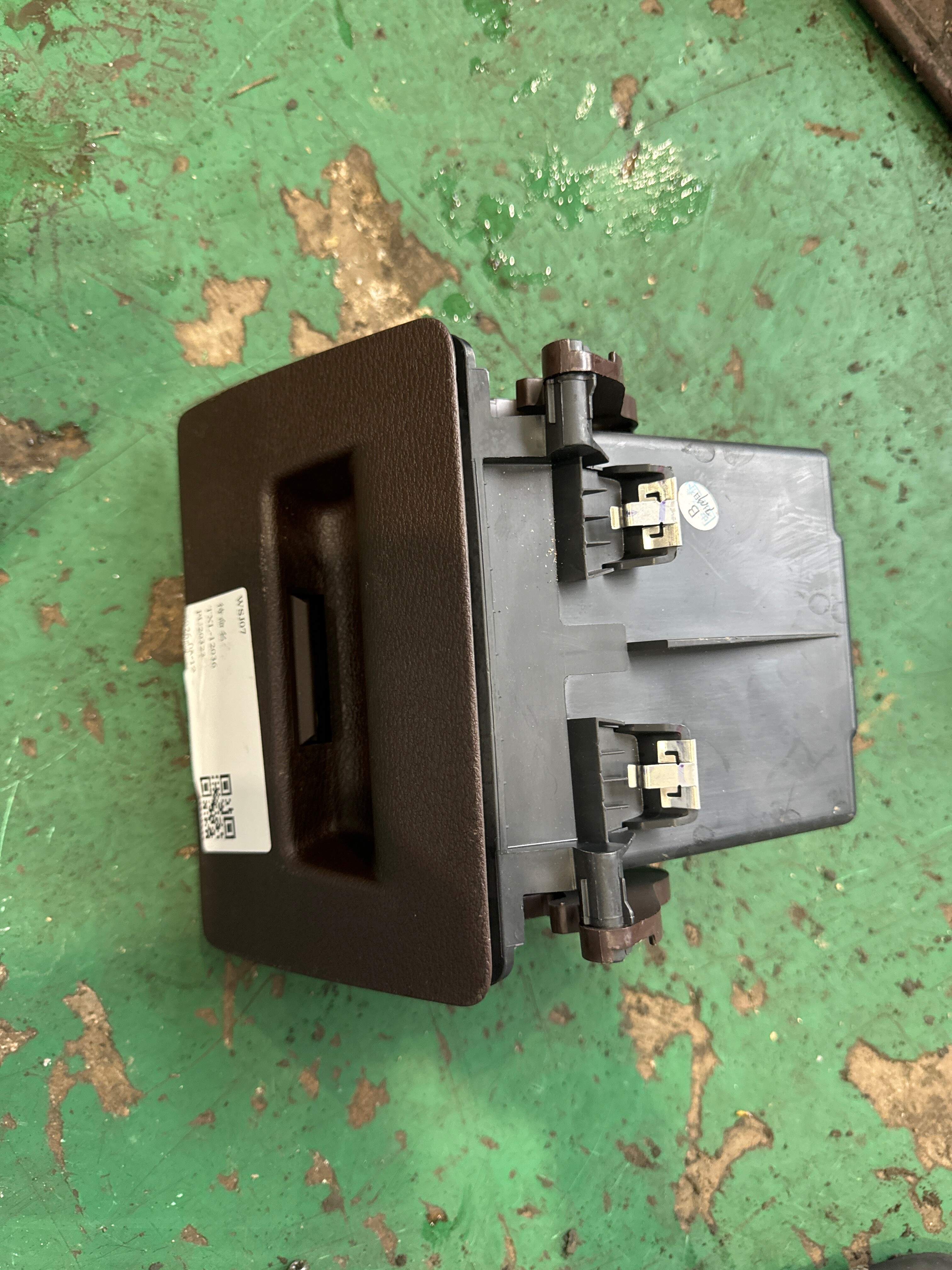51459359236 仪表台杂物箱盖（左）