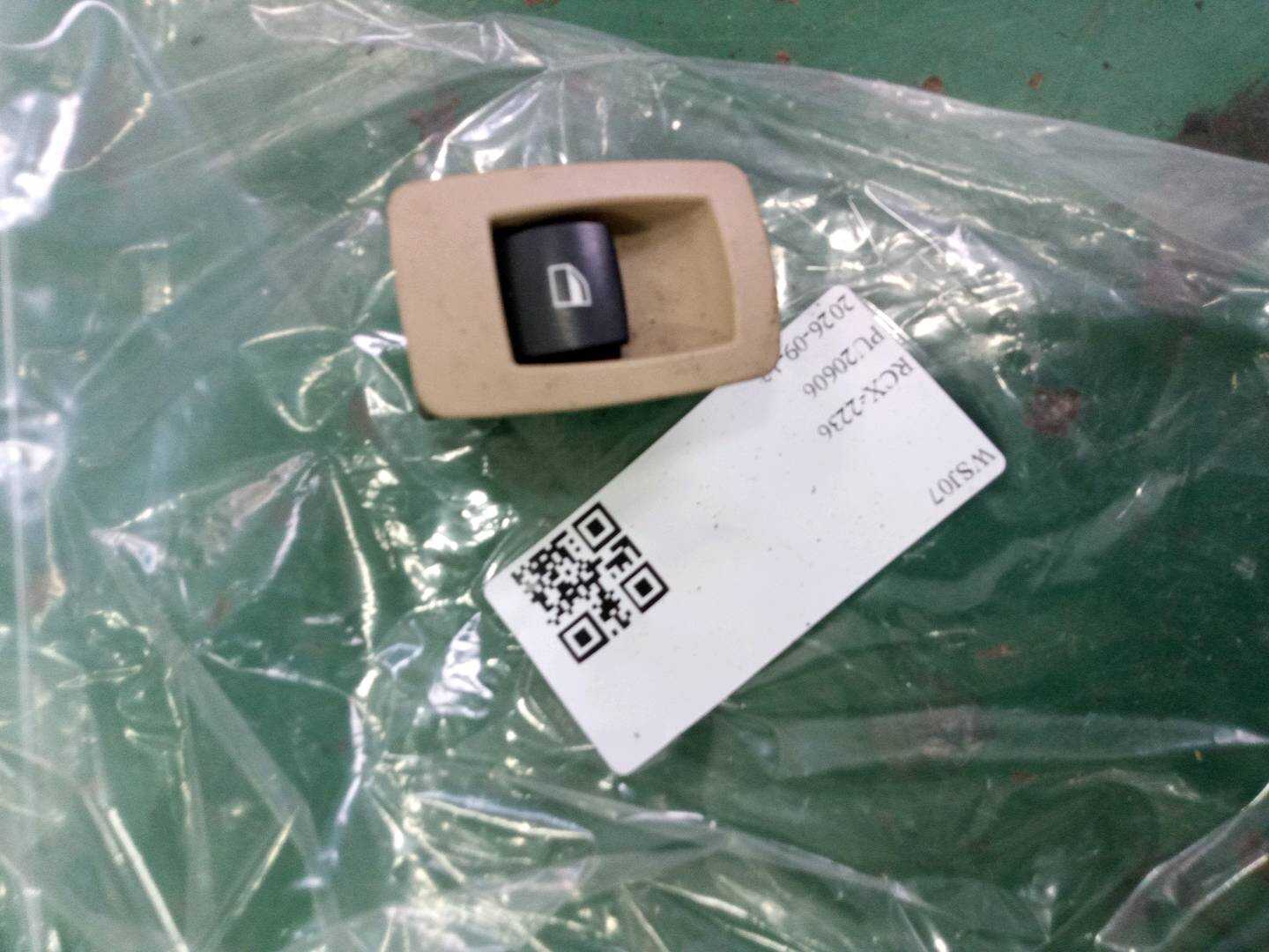 61319218043 玻璃升降开关(左)