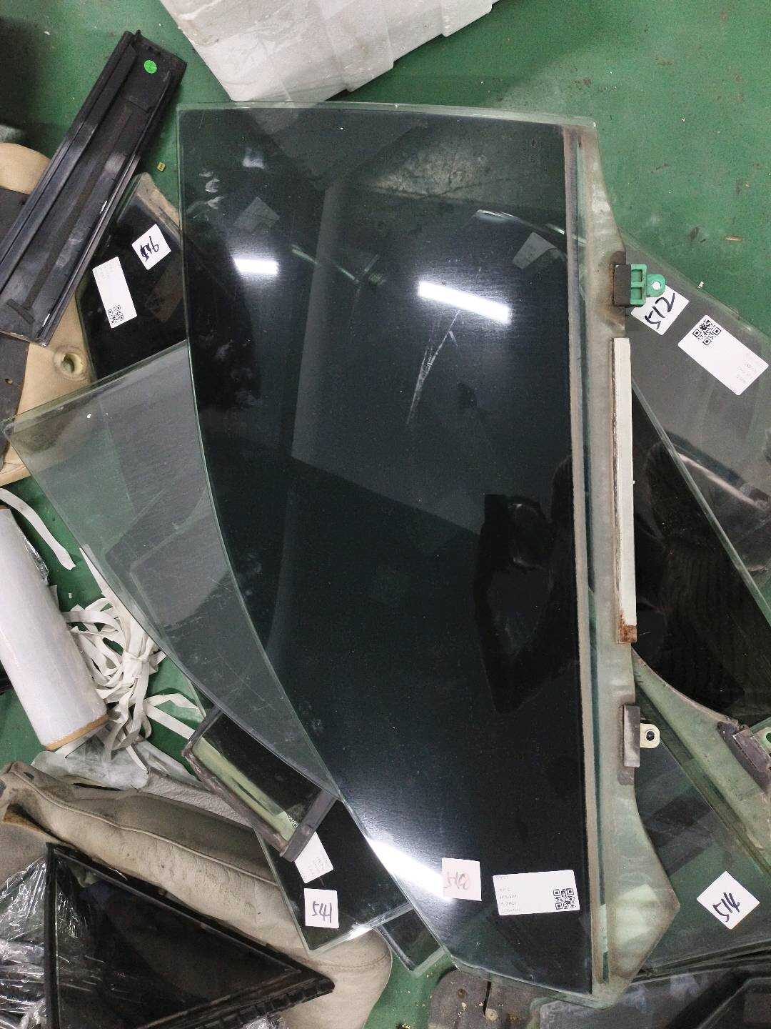6810200000000000000000000000000000000 Front Door Glass, Left