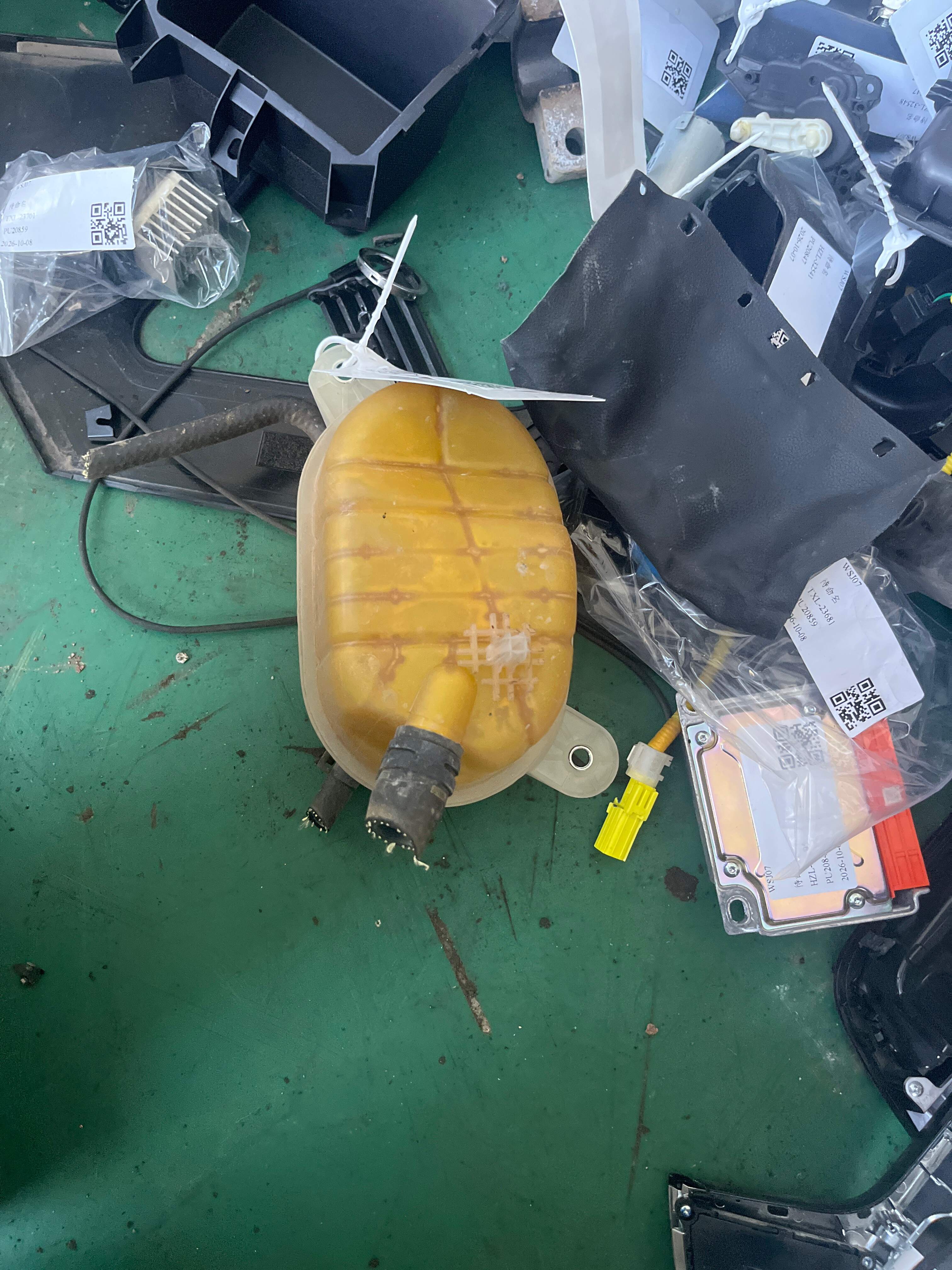 2320003AAF0000 膨胀箱总成
