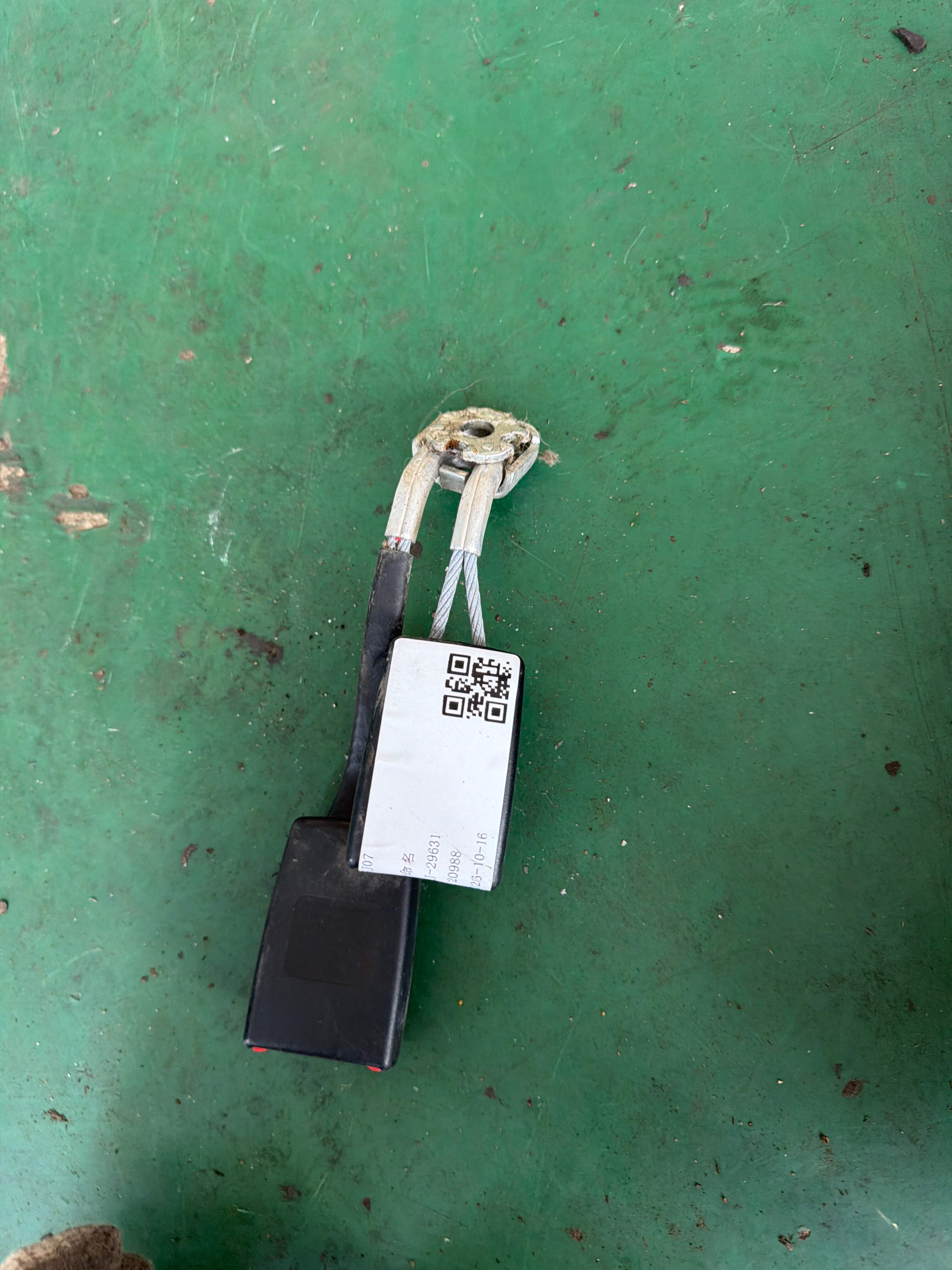 L8E085773901C 后座椅安全带扣(中)
