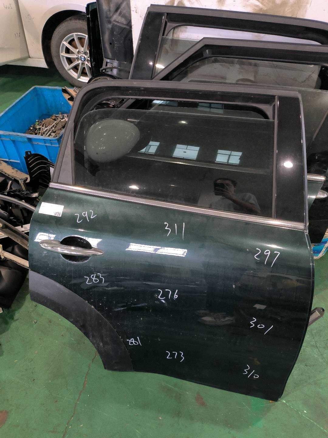 41009805930 后门壳(右)