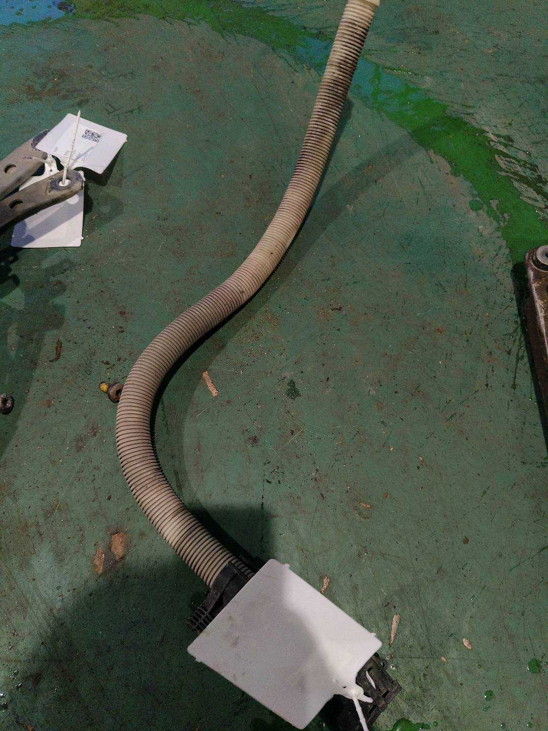 61667075099 前风挡雨刮水壶加注管