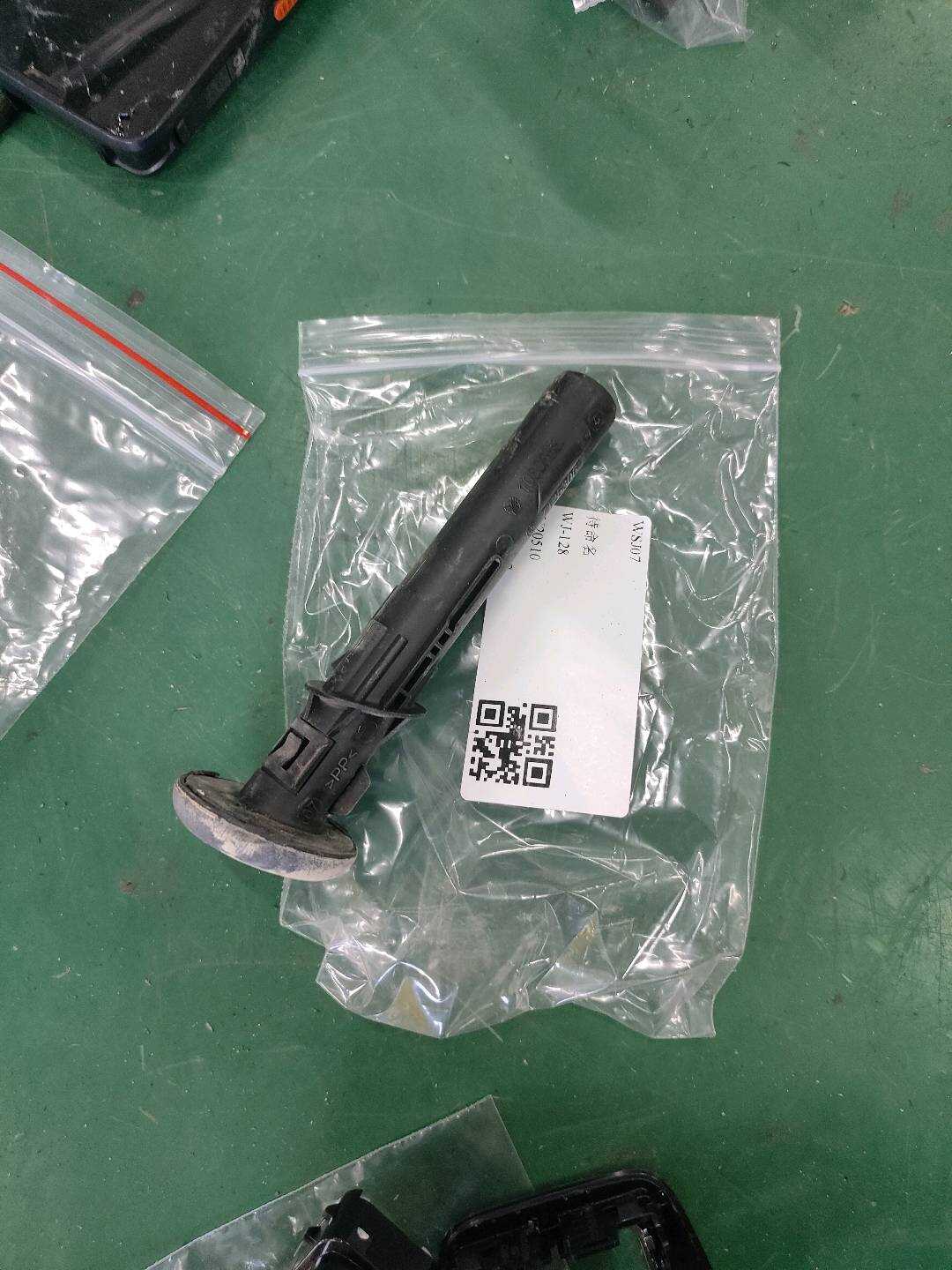52207401848 后排座椅头枕导套