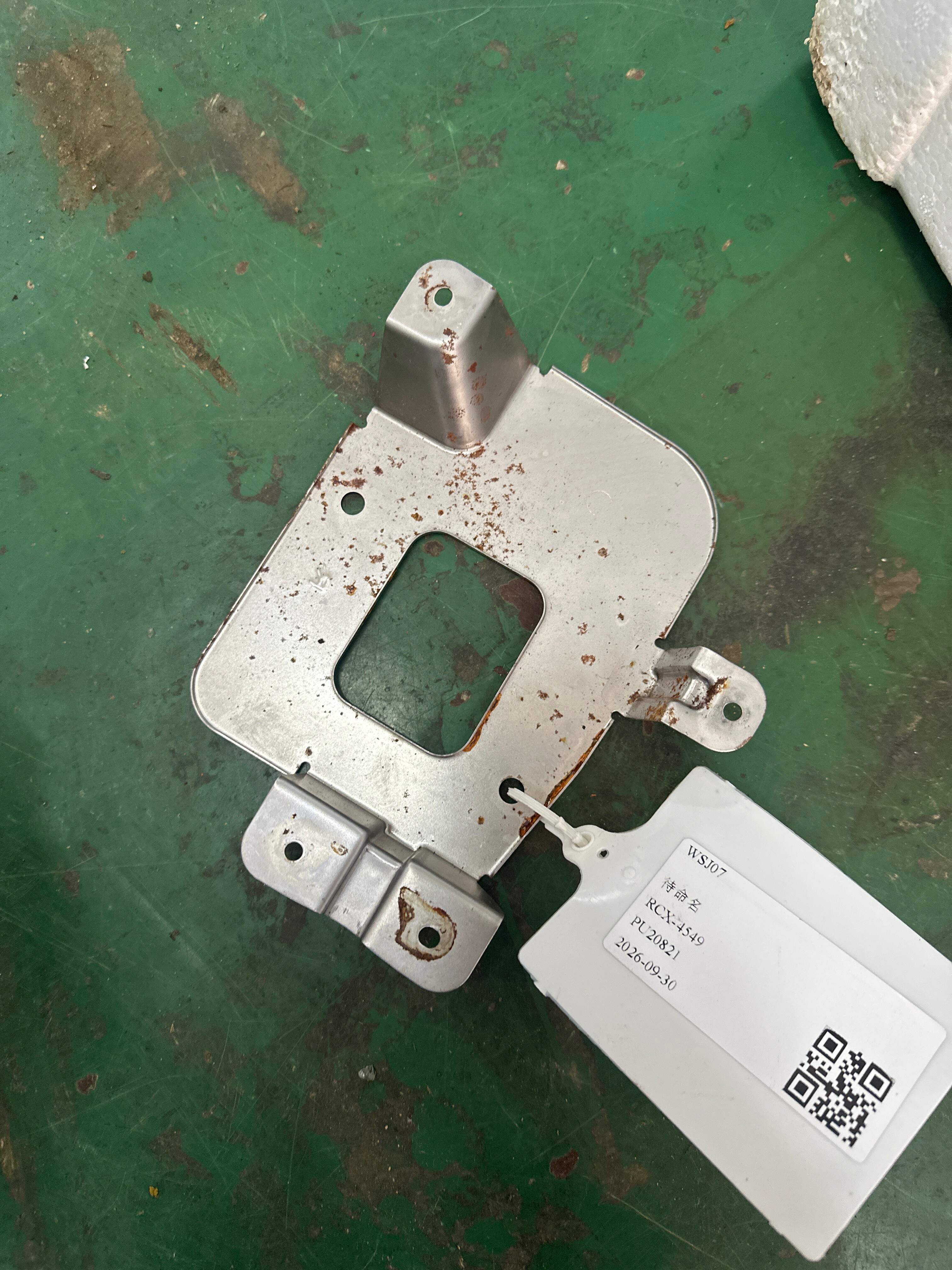 MEH7101044 第三排右座椅后解锁罩壳