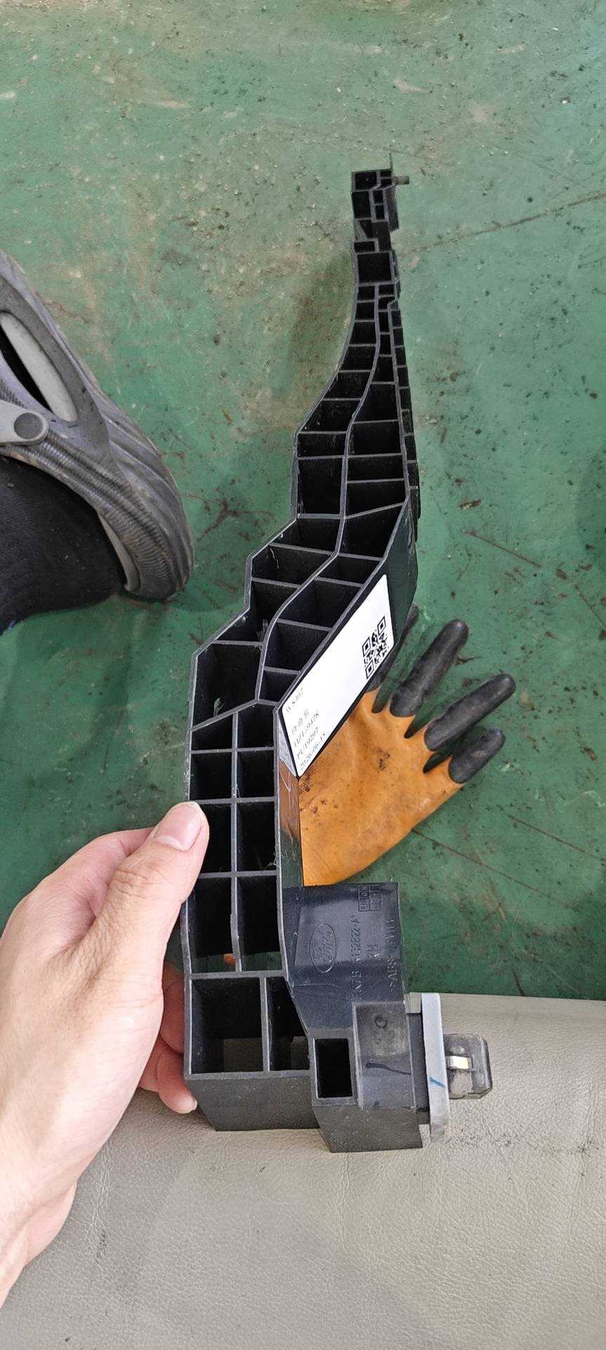 FK7BR132B22AG Right Trim Bracket
