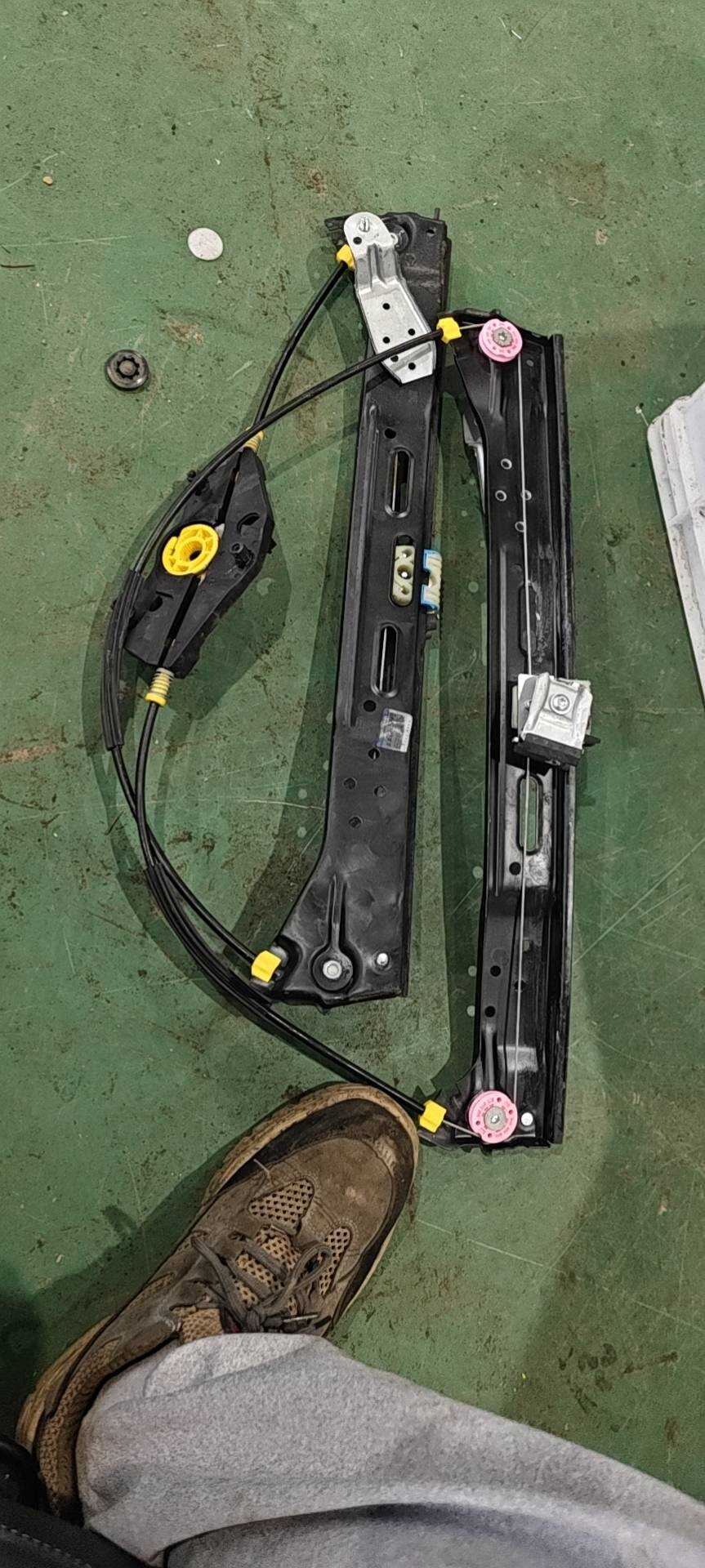 7N0837462J 前门玻璃升降支架（右）
