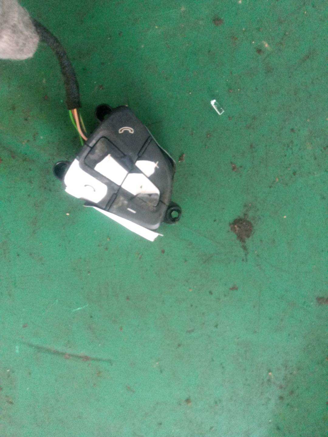 A09990503009107 方向盘多功能开关(右)