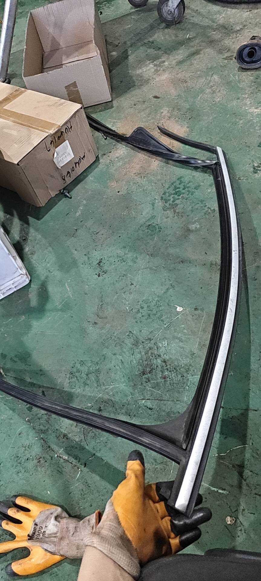7N0837431K 前门玻璃绒槽(左)