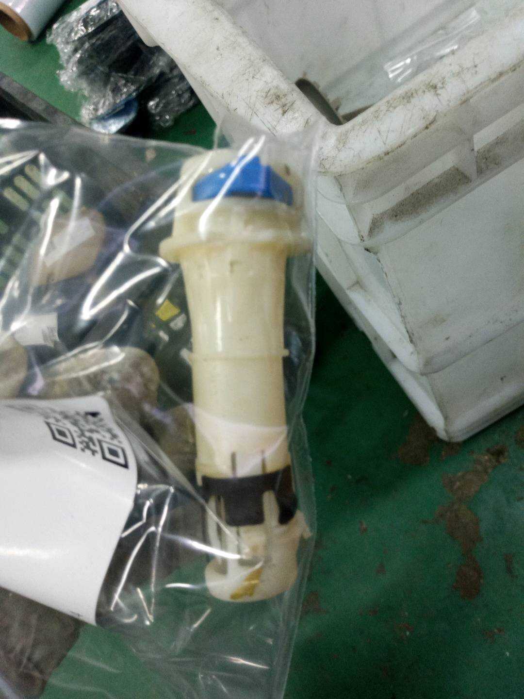 52107236748 前排座椅头枕导套