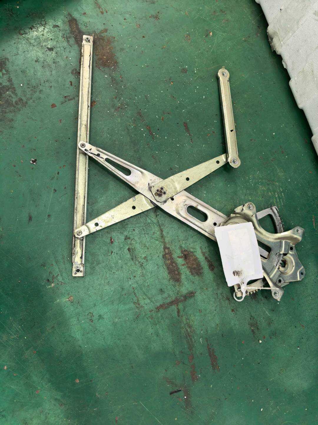 698010R020 Front Door Window Regulator Bracket, Right