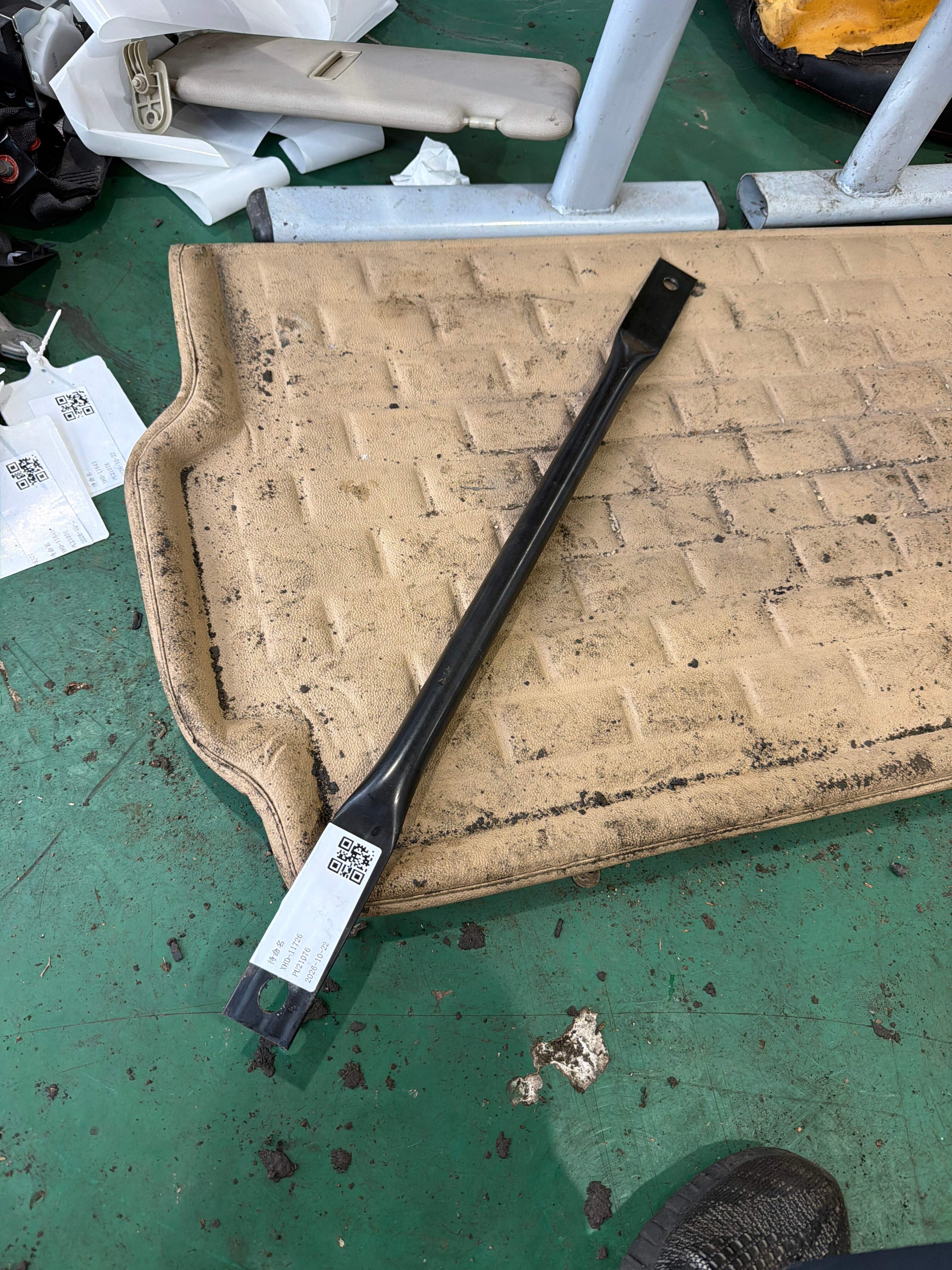 897900U000 Rear Backrest Crossbar Assembly, Left