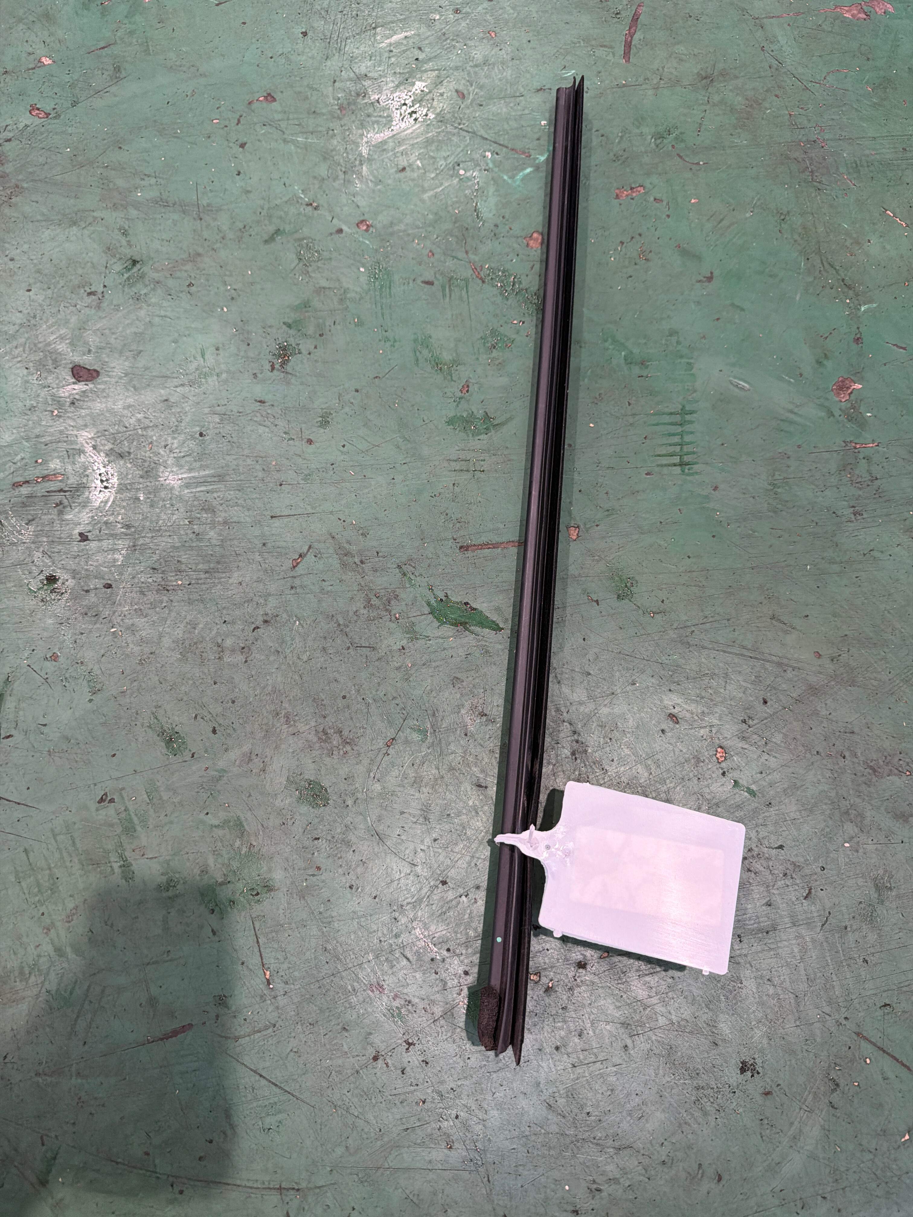 808341CA0A 前门玻璃压条（右内）