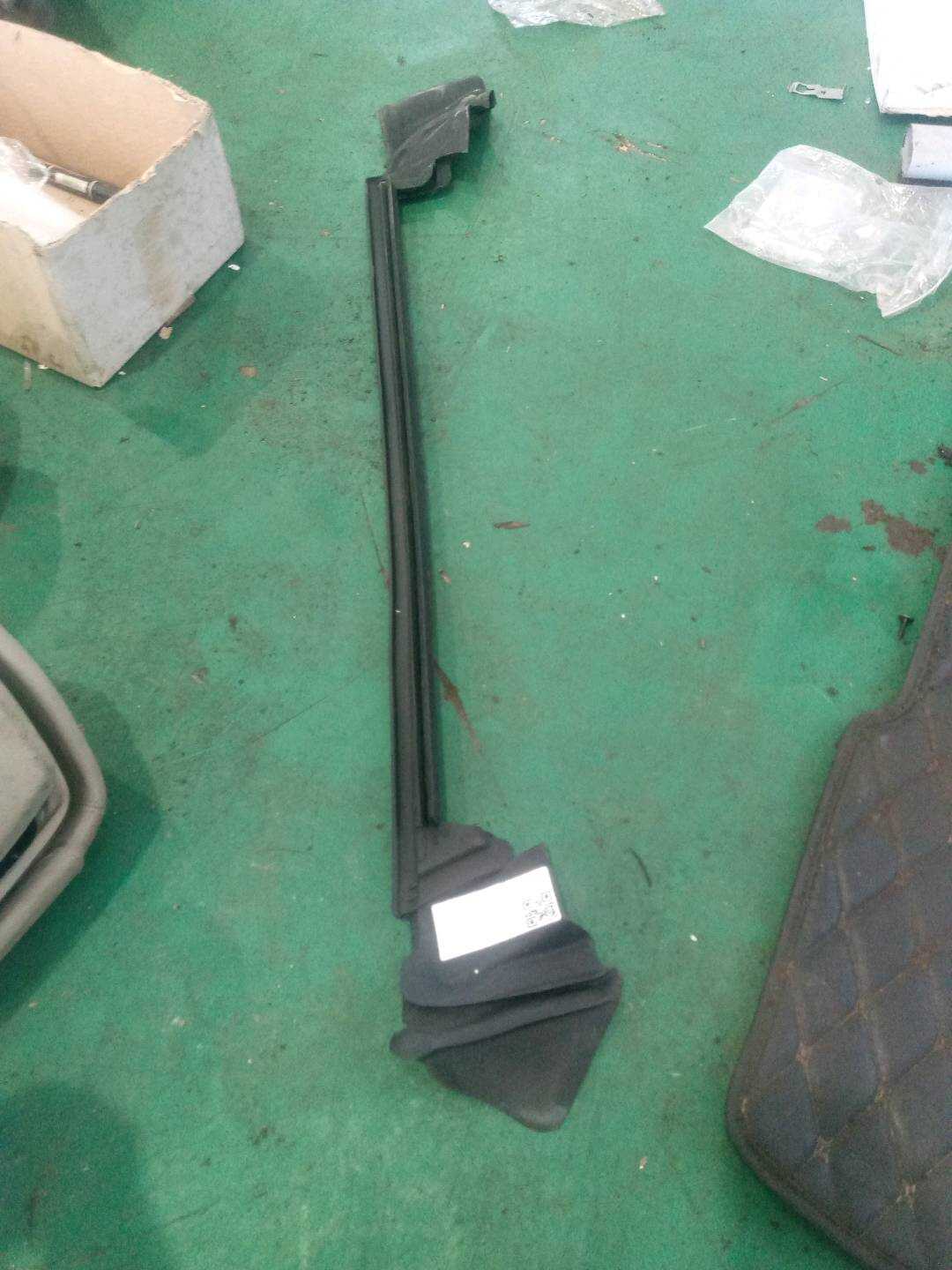 A1177350165 后门玻璃压条（左内）