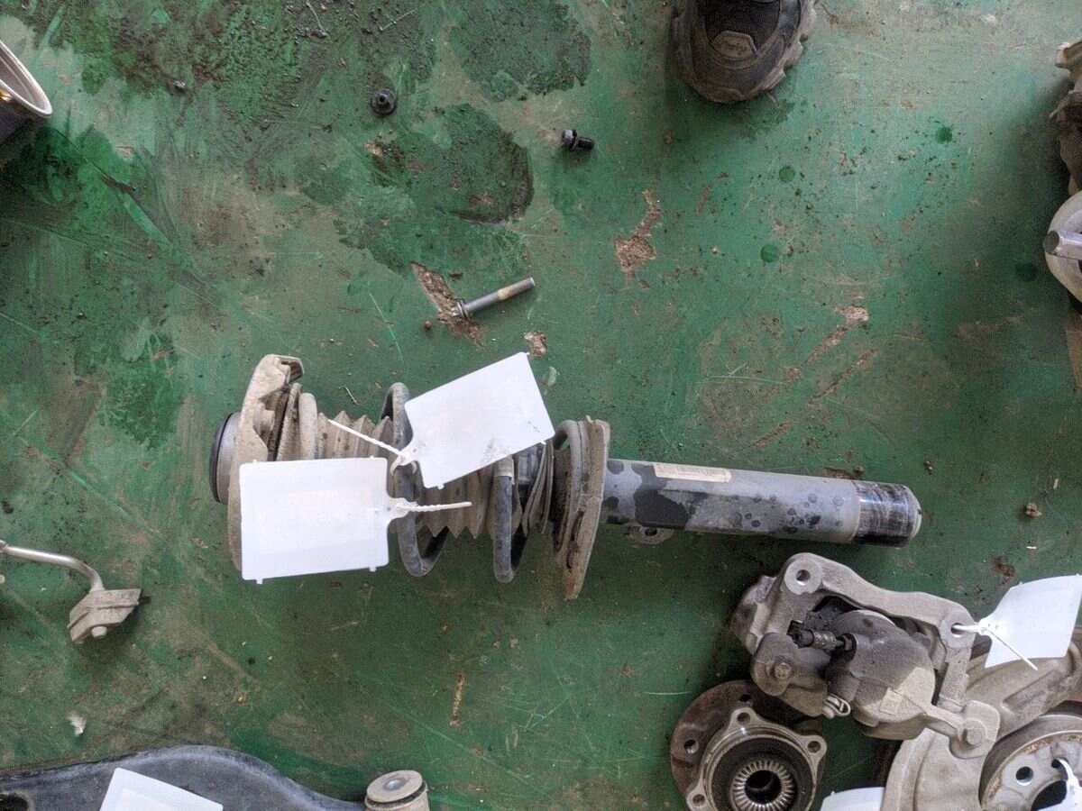 31306888336 前减震器芯(右)