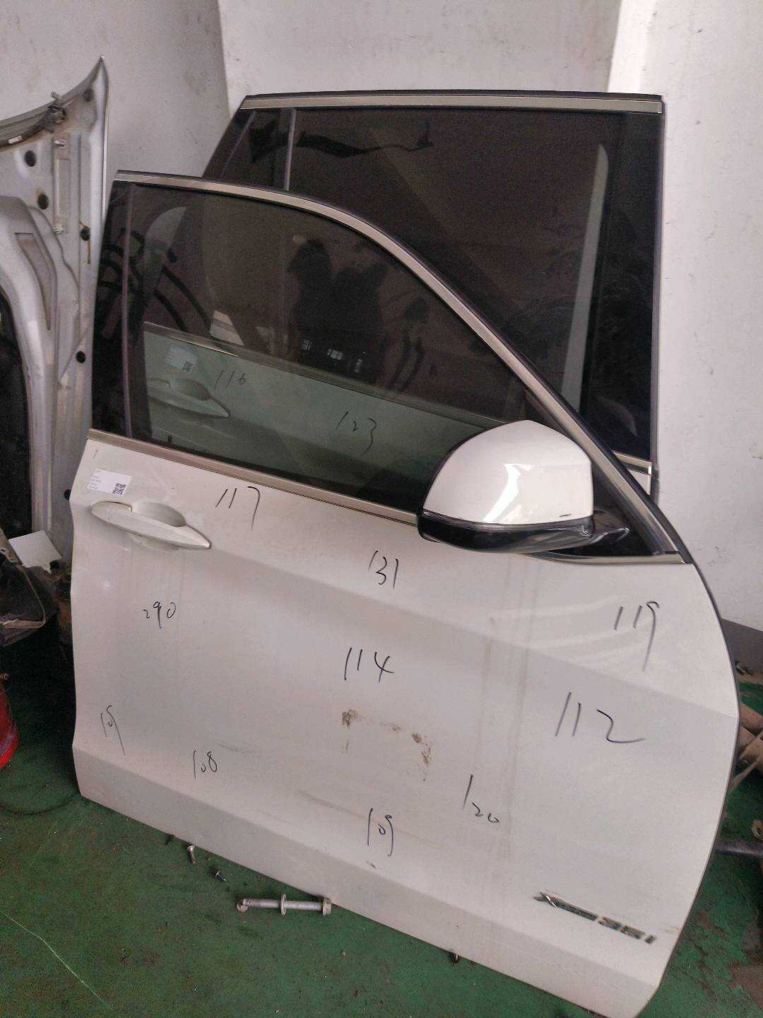 41517386738 前门壳(右)