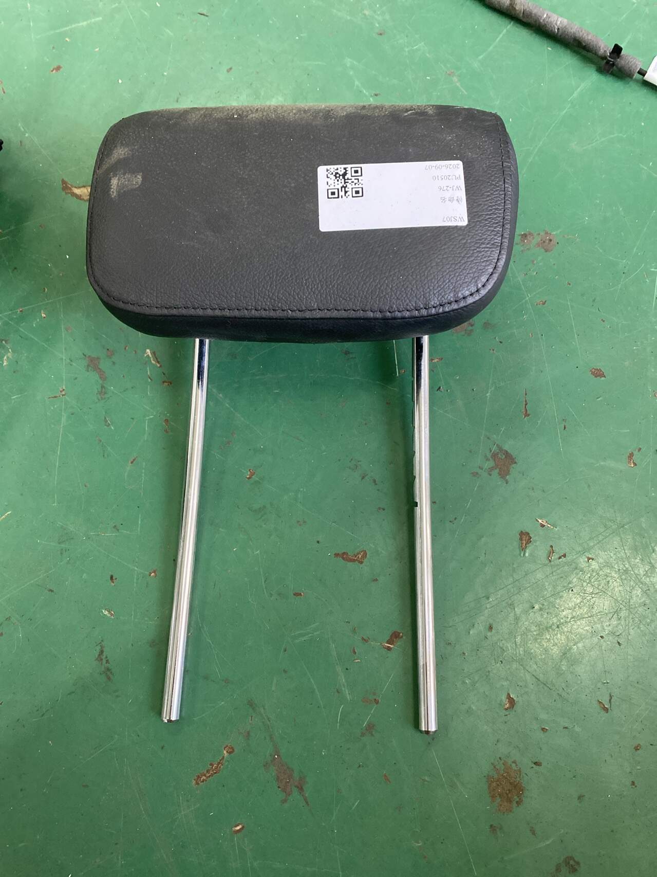 A16497052509E43 后座椅头枕(右)