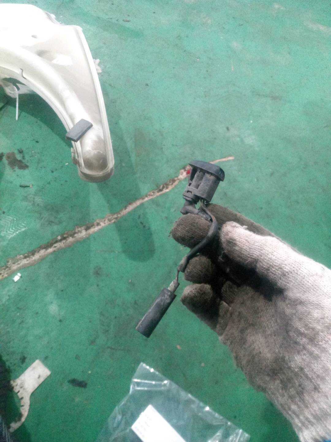 61667110851 前风挡雨刮喷水嘴
